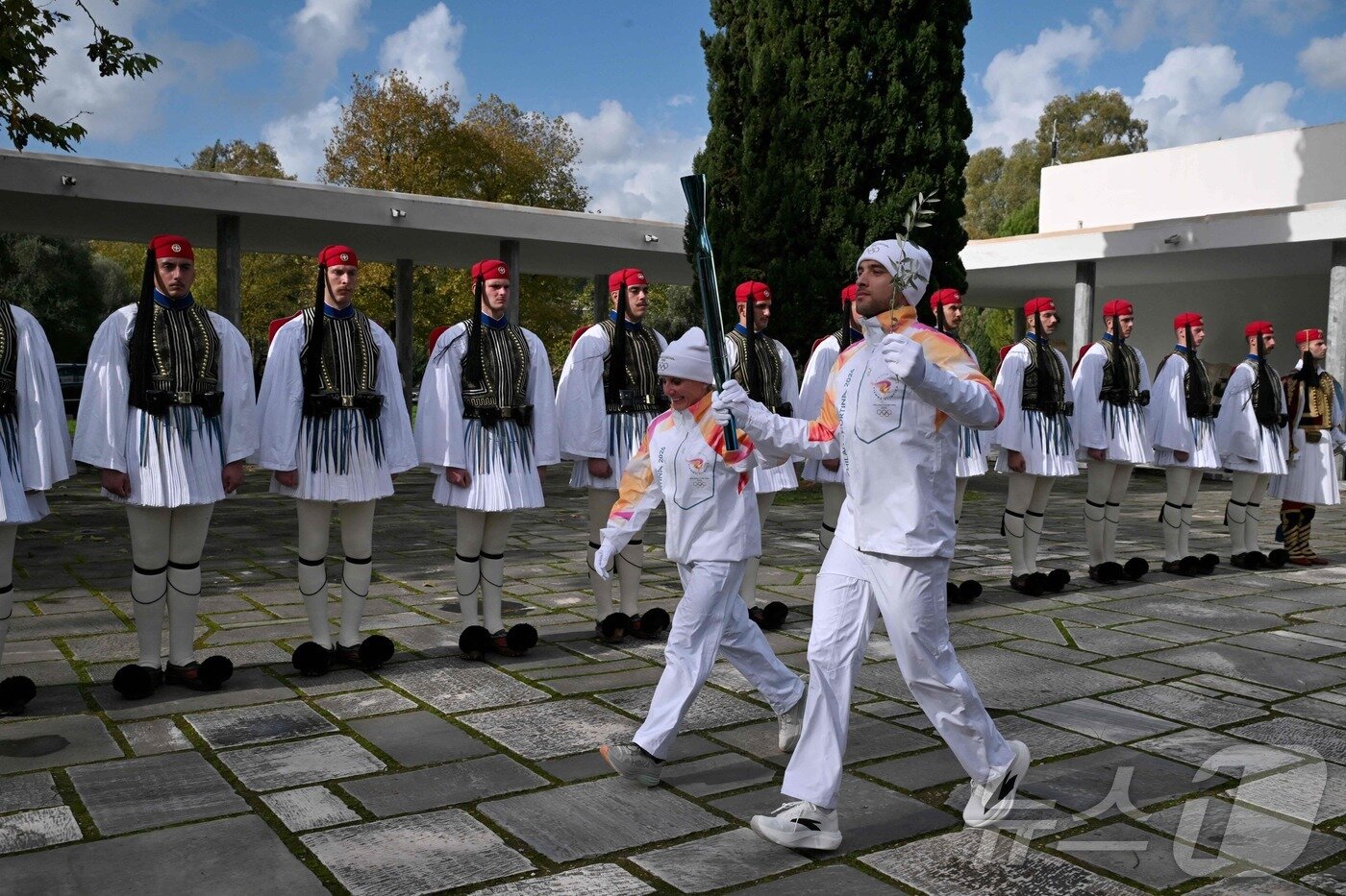 본문 이미지 - 2026 밀라노·코르티나담페초 동계 올림픽 성화 채화식이 26일&#40;현지시간&#41; 그리스 올림피아에서 열렸다. ⓒ AFP=뉴스1