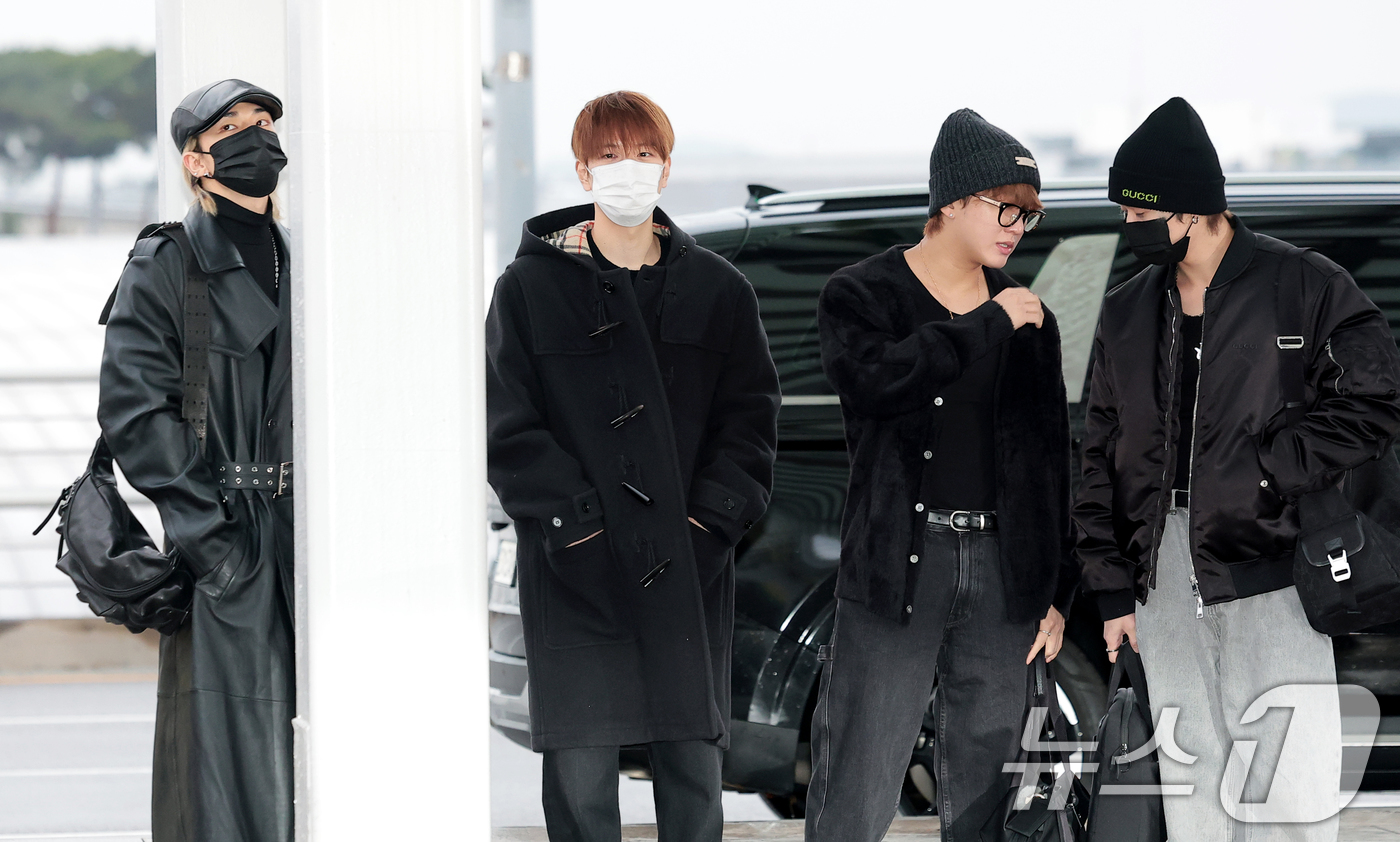(인천공항=뉴스1) 권현진 기자 = 스트레이 키즈 현진(왼쪽부터)과 승민, 창빈, 리노가 26일 오전 '2025 MAMA AWARDS'(2025 마마 어워즈) 를 위해 27일 인천 …