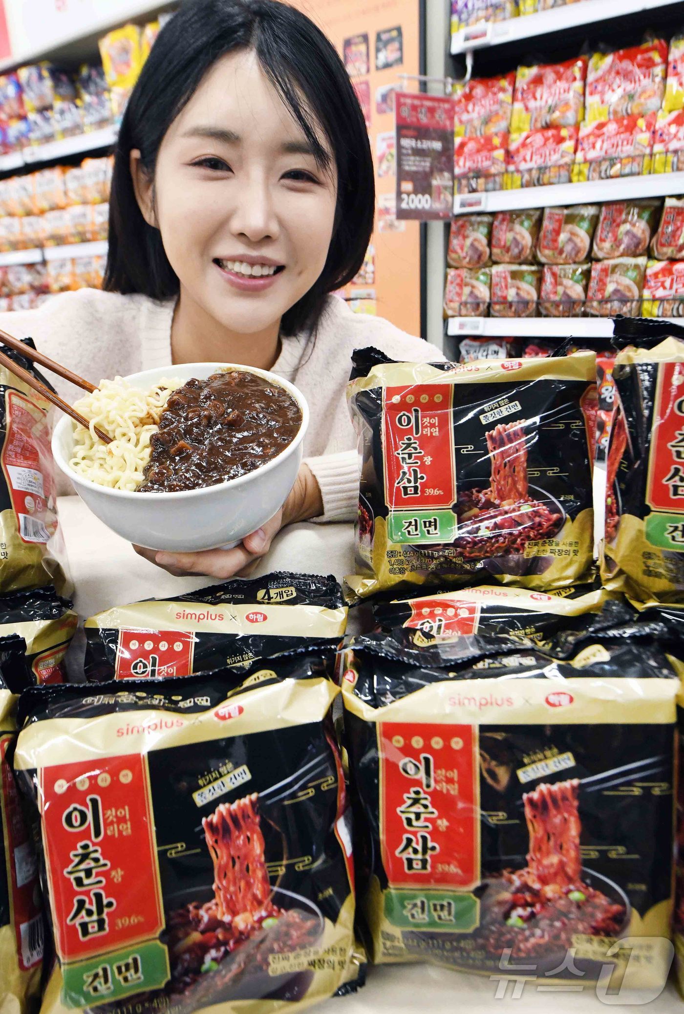 (서울=뉴스1) = 홈플러스는 이춘삼 짜장라면 등 PB라면 시리즈가 출시 3년을 맞은 가운데, 시리즈 누적 판매량이 2400만봉에 육박하며 괄목할만한 기록을 달성했다고 27일 밝혔 …