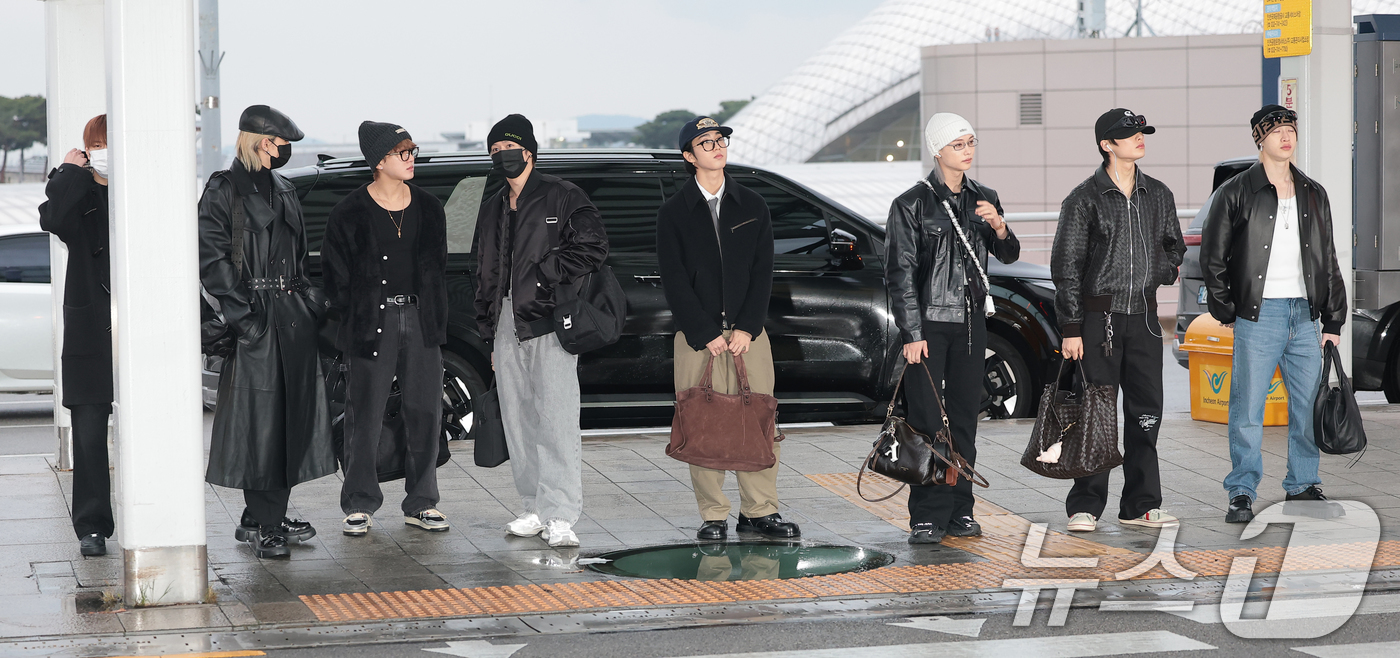 (인천공항=뉴스1) 권현진 기자 = 스트레이 키즈 승민(왼쪽부터)과 현진, 창빈, 리노, 한, 필릭스, 아이엔, 방찬이 26일 오전 '2025 MAMA AWARDS'(2025 마마 …