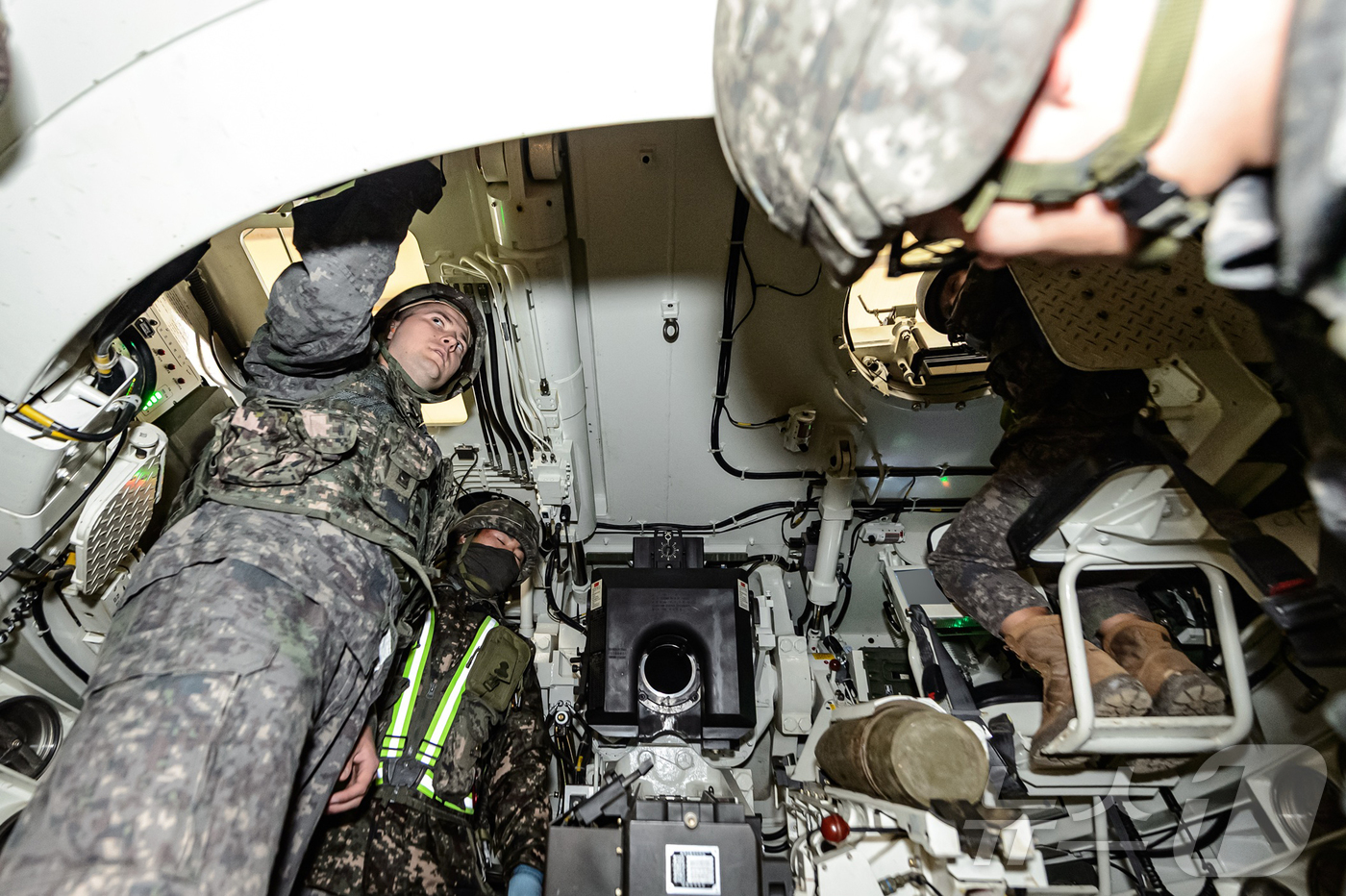 (서울=뉴스1) = 육군이 지난 12일부터 27일까지 진행된 ‘25-4기 육군 국제과정을 성공적으로 마쳤다고 밝혔다. 사진은 국제과정에 참가한 외국군이 포병학교에서 진행된 K9자주 …