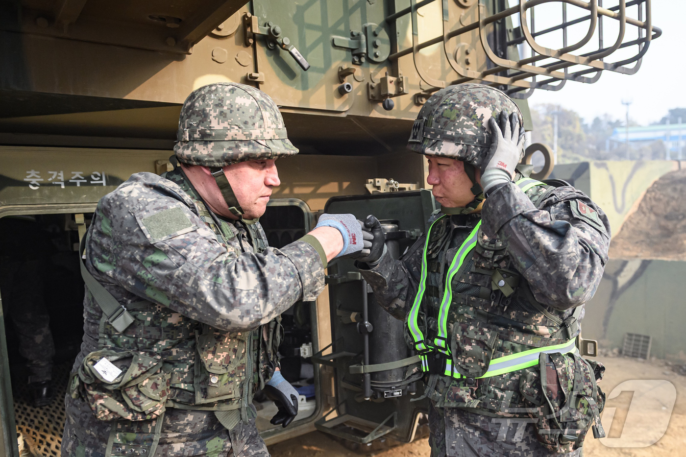 (서울=뉴스1) = 육군이 지난 12일부터 27일까지 진행된 ‘25-4기 육군 국제과정'을 성공적으로 마쳤다고 밝혔다. 사진은 국제과정에 참가한 외국군과 한국군 운영요원이 주먹을 …