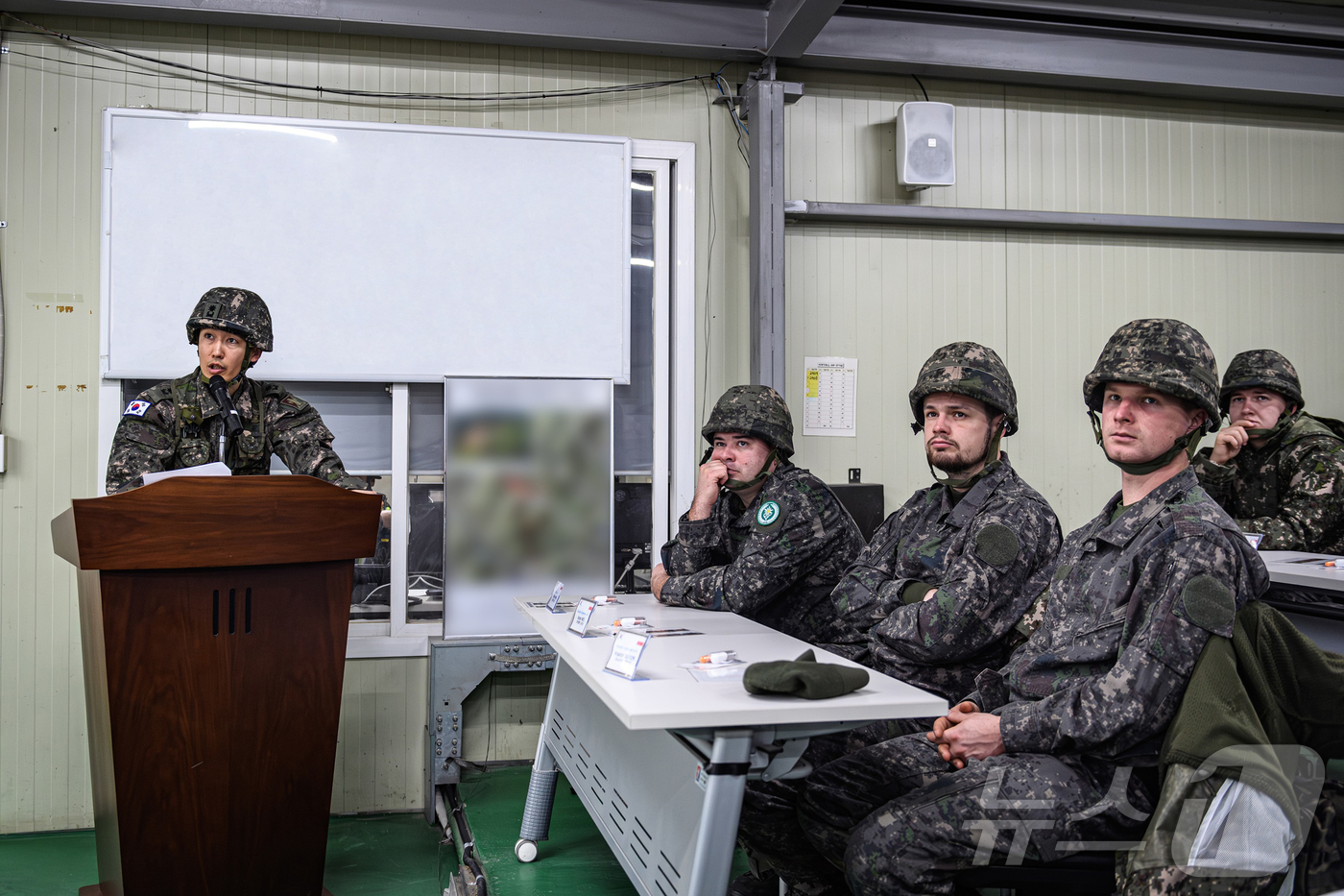 (서울=뉴스1) = 육군이 지난 12일부터 27일까지 진행된 ‘25-4기 육군 국제과정'을 성공적으로 마쳤다고 밝혔다. 사진은 국제과정 참가자들이 포병학교에서 진행된 K9자주포 실 …