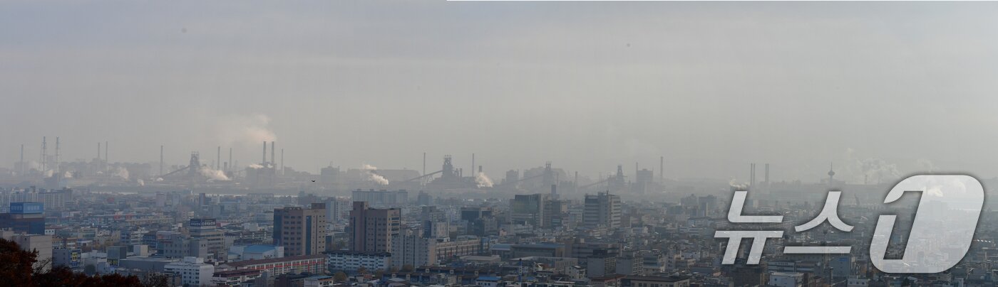 본문 이미지 - K-스틸법&#40;철강산업 경쟁력 강화 및 녹색 철강 기술 전환 특별법&#41; 국회 본회의 상정을 앞둔 27일 국내 포스코 포항제철소와 현대제철 포항 공장 주변이 아침 안개에 덮여있다. 포스코와 현대제철, 지역 중소철강업체들은 미 트럼프 정부의 철강관세 인상과 중국 철강과잉 공급 등으로 생산라인 일부를 폐쇄하는 등의 조치등으로 버티고 있다. 2025.11.27/뉴스1 ⓒ News1 최창호 기자
