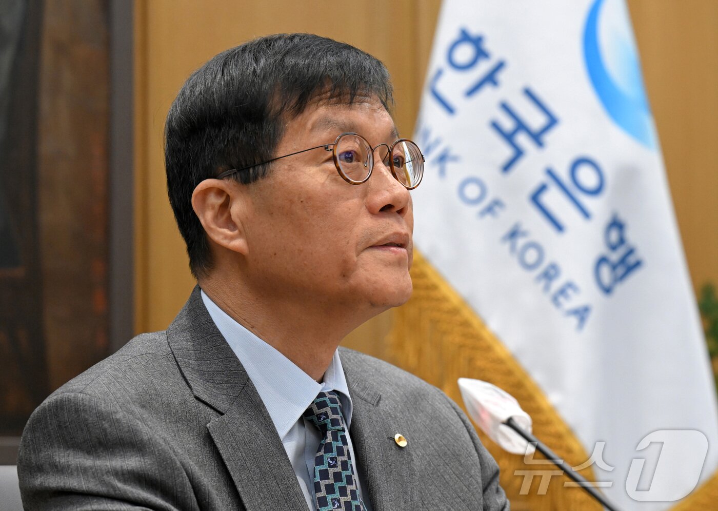 본문 이미지 - 이창용 한국은행 총재가 27일 오전 서울 중구 한국은행 본관에서 열린 금융통화위원회 본회의에 참석해 자리하고 있다. &#40;공동취재&#41; 2025.11.27/뉴스1 ⓒ News1 이호윤 기자