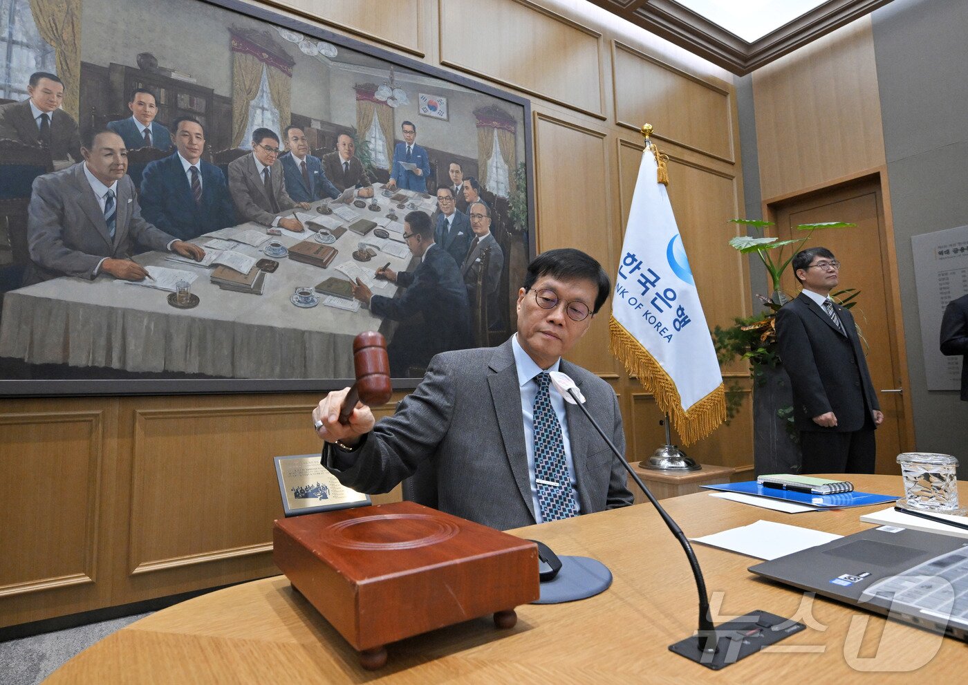 본문 이미지 - 이창용 한국은행 총재가 27일 오전 서울 중구 한국은행 본관에서 열린 금융통화위원회 본회의에서 의사봉을 두드리고 있다. &#40;공동취재&#41; 2025.11.27/뉴스1 ⓒ News1 이호윤 기자