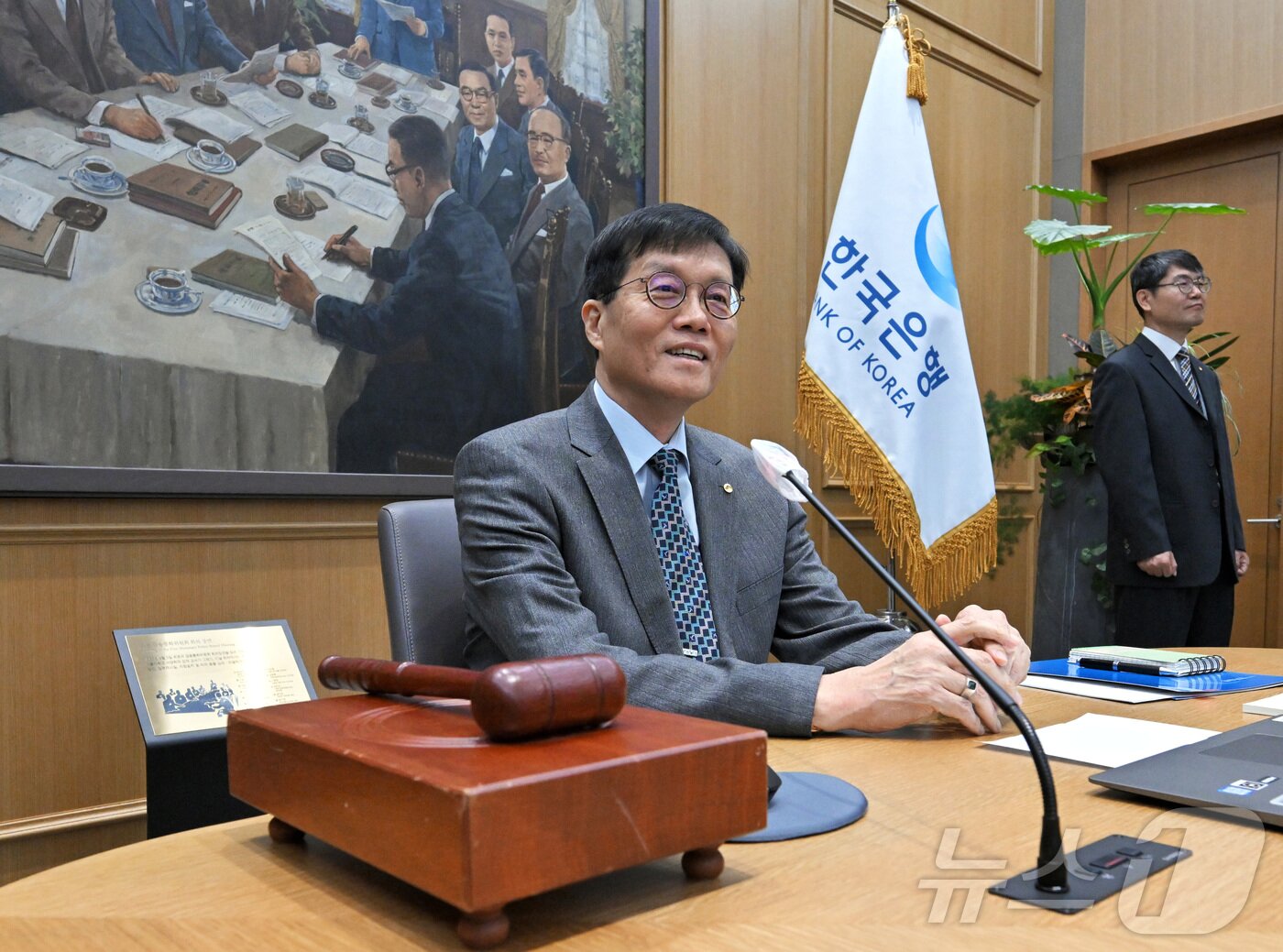 본문 이미지 - 이창용 한국은행 총재가 27일 오전 서울 중구 한국은행 본관에서 열린 금융통화위원회 본회의를 주재하고 있다. &#40;공동취재&#41; 2025.11.27/뉴스1 ⓒ News1 이호윤 기자