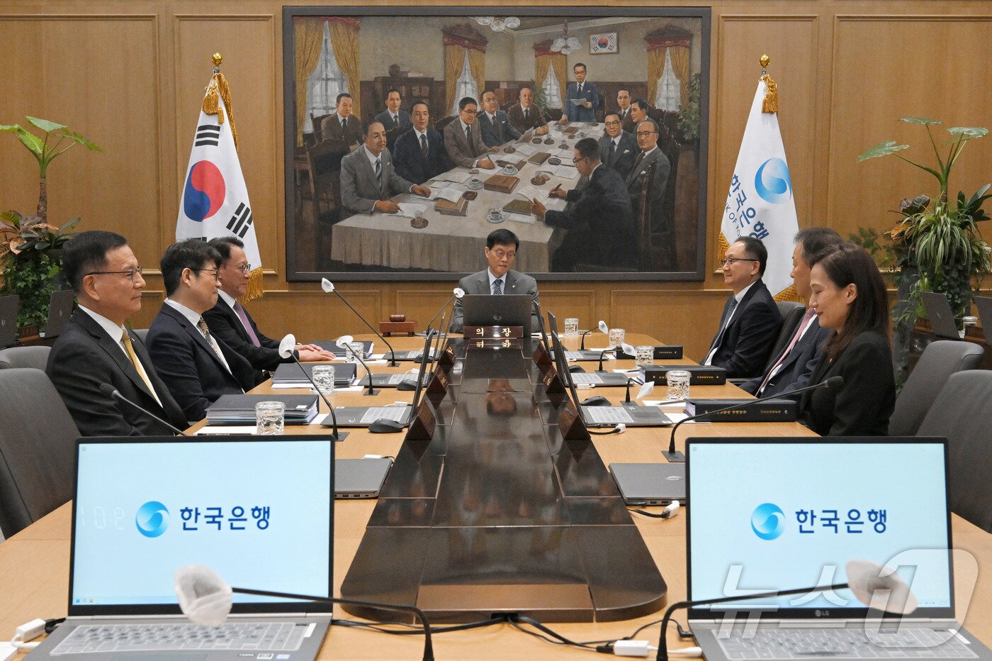 본문 이미지 - 이창용 한국은행 총재가 27일 오전 서울 중구 한국은행 본관에서 열린 금융통화위원회 본회의를 주재하고 있다. &#40;공동취재&#41; 2025.11.27/뉴스1 ⓒ News1 이호윤 기자