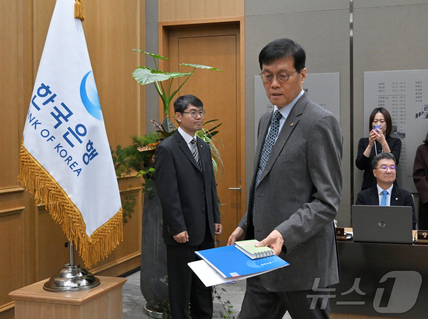본문 이미지 - 이창용 한국은행 총재가 27일 오전 서울 중구 한국은행 본관에서 열린 금융통화위원회 본회의에 참석하고 있다. &#40;공동취재&#41; 2025.11.27/뉴스1 ⓒ News1 이호윤 기자