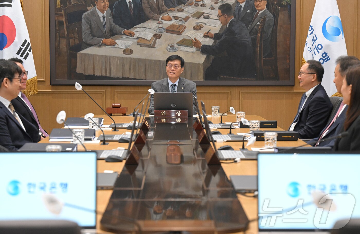 본문 이미지 - 이창용 한국은행 총재가 27일 오전 서울 중구 한국은행 본관에서 열린 금융통화위원회 본회의를 주재하고 있다. &#40;공동취재&#41; 2025.11.27/뉴스1 ⓒ News1 이호윤 기자