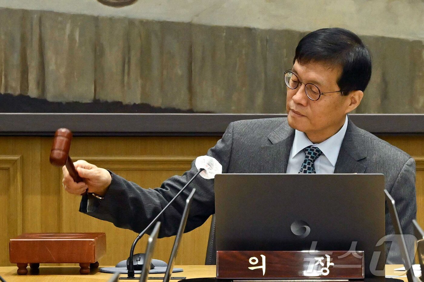 본문 이미지 - 이창용 한국은행 총재가 27일 서울 중구 한국은행에서 열린 금융통화위원회 본회의에서 의사봉을 두드리고 있다. &#40;공동취재&#41; 2025.11.27/뉴스1 ⓒ News1 이호윤 기자
