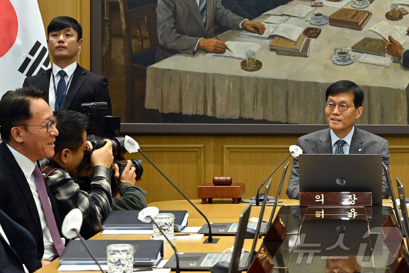 본문 이미지 - 이창용 한국은행 총재가 27일 오전 서울 중구 한국은행 본관에서 열린 금융통화위원회 본회의에서 위원들과 대화하고 있다. &#40;공동취재&#41; 2025.11.27/뉴스1 ⓒ News1 이호윤 기자