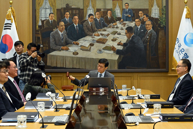 한은, 고환율 '비상 처방'…은행 외화 예치금에 이자 주고 부담금 깎는다