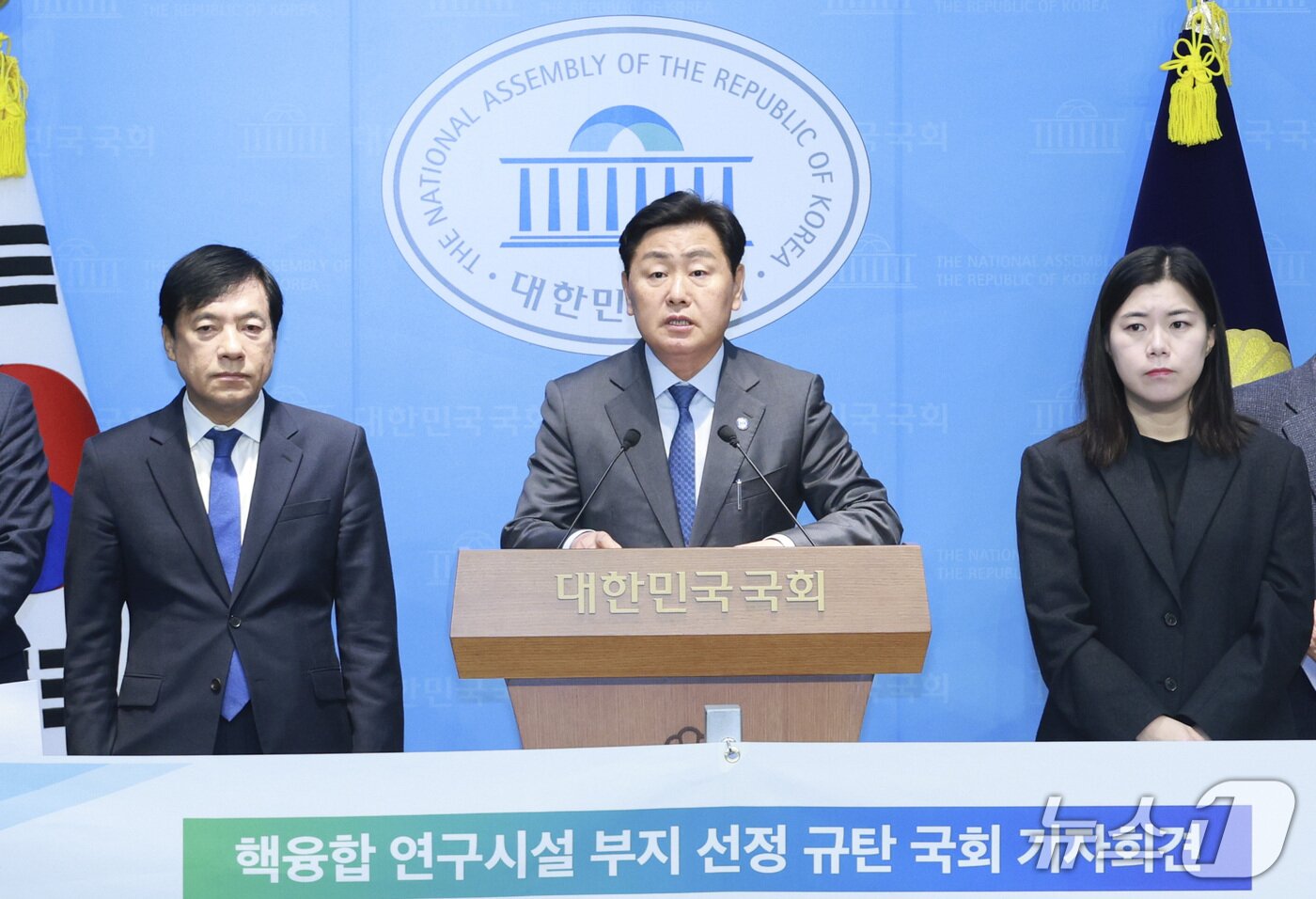 본문 이미지 -  27일 국회 소통관에서 &#39;행육합 연구시설 부지선정 규탄 기자회견&#39;이 열린 가운데 김관영 전북도지사가 한국연구재단에 부지선정 우선권과 관련한  공식 확인을 요청하고 있다.&#40;전북도 제공. 재판매 및 DB금지&#41;/뉴스1