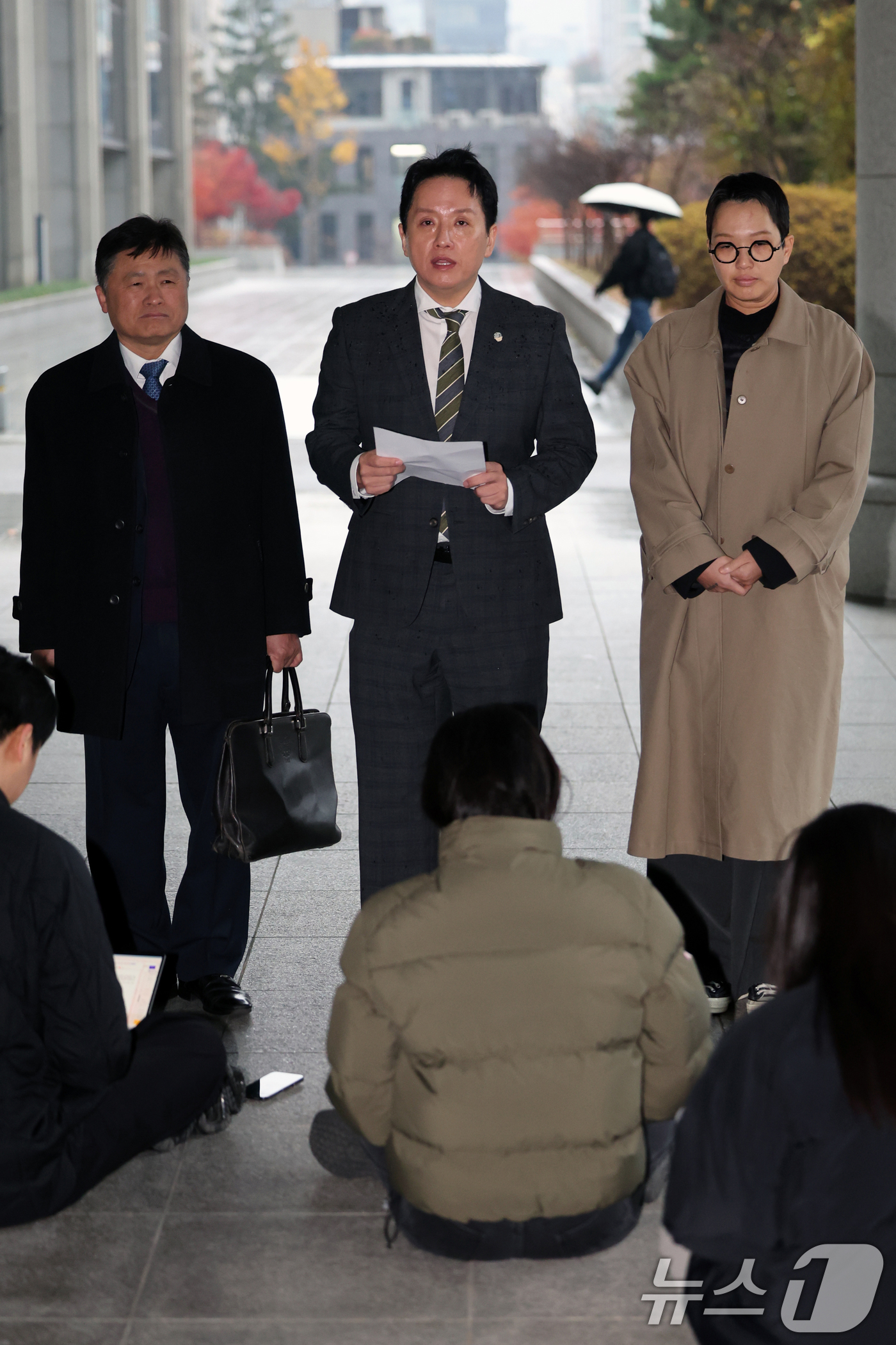 (서울=뉴스1) 황기선 기자 = 임태훈 군인권센터 소장이 27일 오전 서울 서초구 서울고등검찰청에 마련된 내란 특검 사무실 앞에서 고발인 조사 출석 전 입장을 밝히고 있다.지난달 …