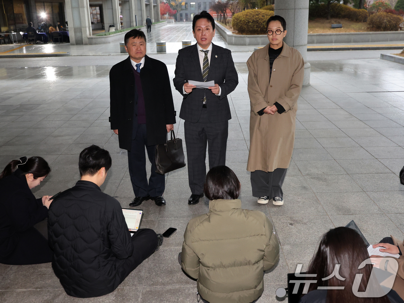 (서울=뉴스1) 황기선 기자 = 임태훈 군인권센터 소장이 27일 오전 서울 서초구 서울고등검찰청에 마련된 내란 특검 사무실 앞에서 고발인 조사 출석 전 입장을 밝히고 있다.지난달 …