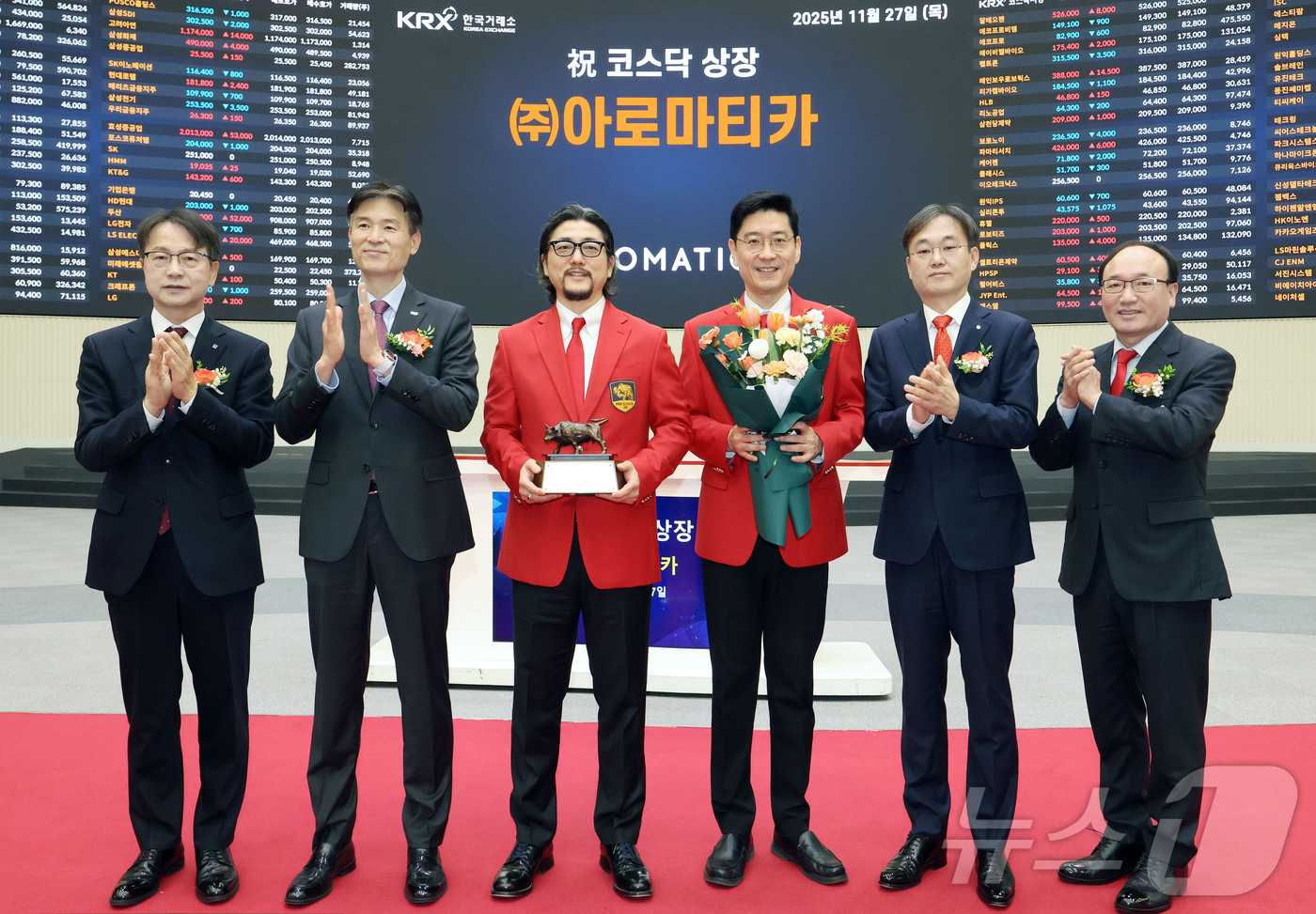 (서울=뉴스1) = 한국거래소 코스닥시장본부는 27일 오전 서울사옥 홍보관에서 아로마티카의 코스닥시장 상장기념식을 개최했다. 사진은 상장 기념식 후 기념 사진 촬영하는 김대영 한국 …