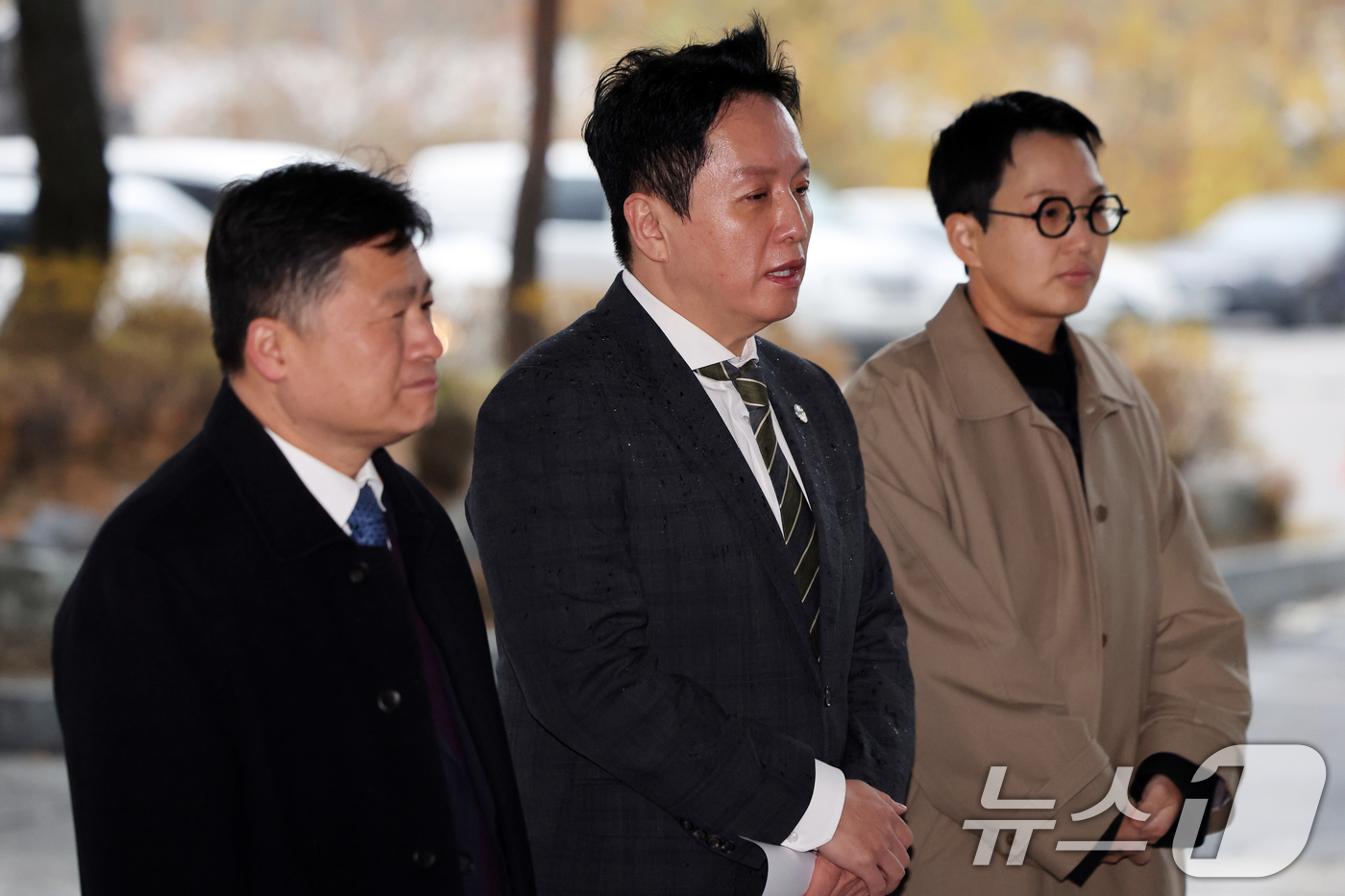 (서울=뉴스1) 황기선 기자 = 임태훈 군인권센터 소장이 27일 오전 서울 서초구 서울고등검찰청에 마련된 내란 특검 사무실 앞에서 고발인 조사 출석 전 입장을 밝히고 있다.지난달 …