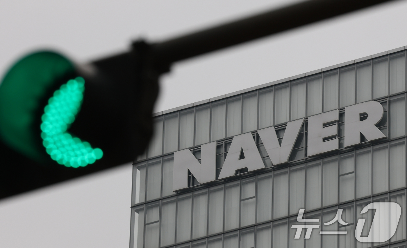 (성남=뉴스1) 김영운 기자 = 27일 오전 경기 성남시 분당구 네이버 사옥 1784에서 네이버·네이버파이낸셜과 두나무가 글로벌 진출 비전을 설명하는 공동 기자간담회를 열었다. 전 …