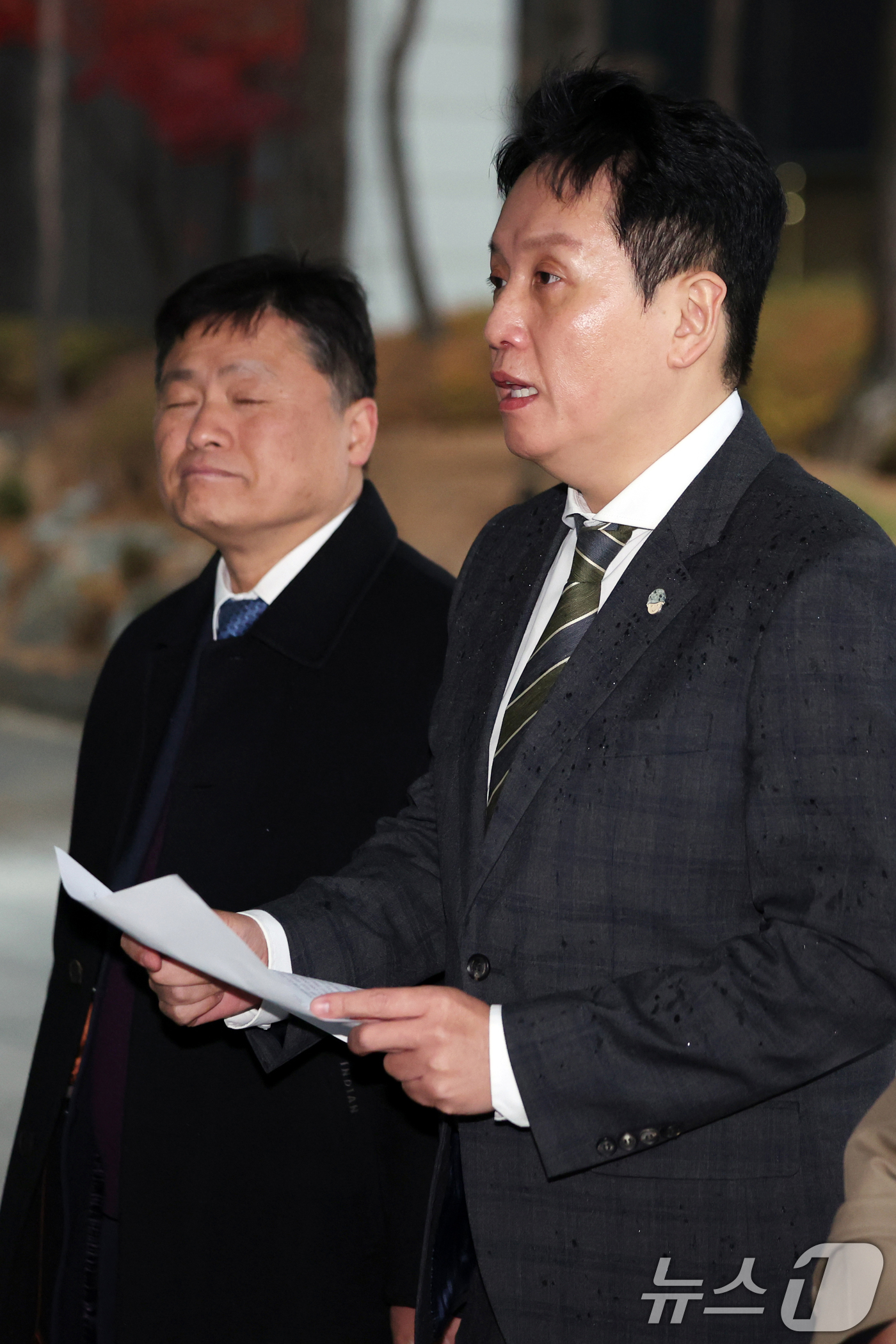 (서울=뉴스1) 황기선 기자 = 임태훈 군인권센터 소장이 27일 오전 서울 서초구 서울고등검찰청에 마련된 내란 특검 사무실 앞에서 고발인 조사 출석 전 입장을 밝히고 있다.지난달 …