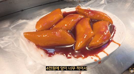 본문 이미지 - 한 유튜버가 광장시장에서 주문한 음식 사진을 공개했다. 출처=유튜브 영상