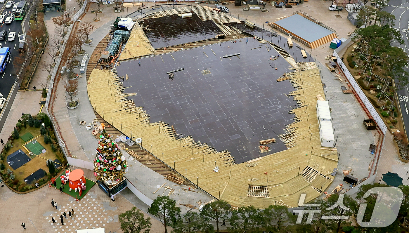 (서울=뉴스1) 이호윤 기자 = 27일 서울 중구 서울광장에 스케이트장이 설치되고 있다. 2026 서울시청 스케이트장은 다음달 19일부터 개장해 내년 2월 8일까지 52일간 운영된 …