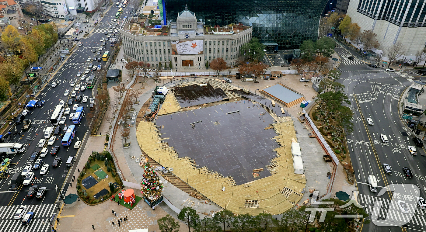 (서울=뉴스1) 이호윤 기자 = 27일 서울 중구 서울광장에 스케이트장이 설치되고 있다. 2026 서울시청 스케이트장은 다음달 19일부터 개장해 내년 2월 8일까지 52일간 운영된 …