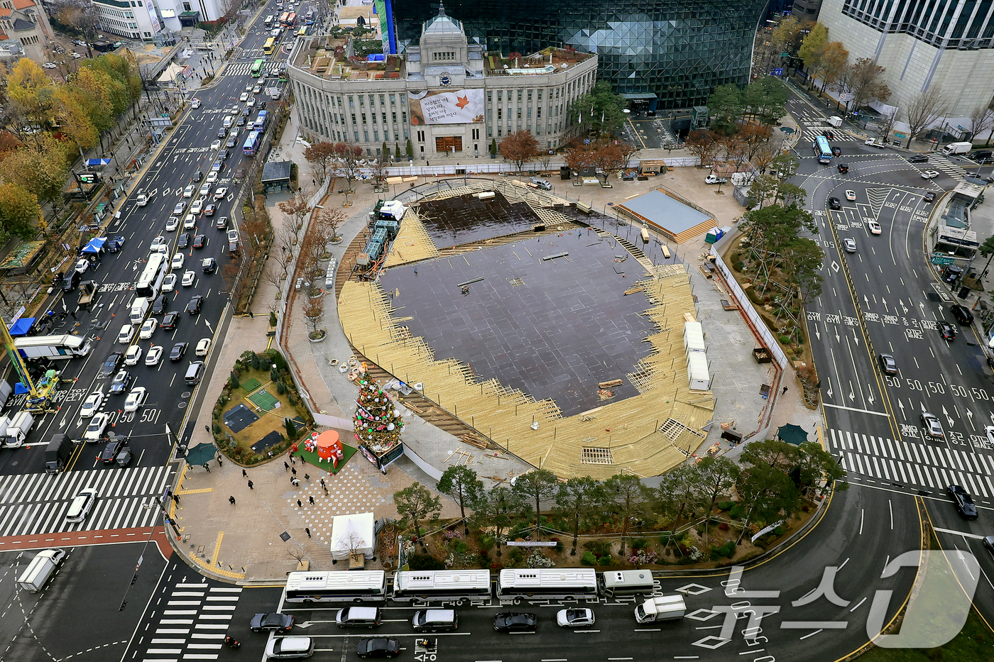 (서울=뉴스1) 이호윤 기자 = 27일 서울 중구 서울광장에 스케이트장이 설치되고 있다. 2026 서울시청 스케이트장은 다음달 19일부터 개장해 내년 2월 8일까지 52일간 운영된 …