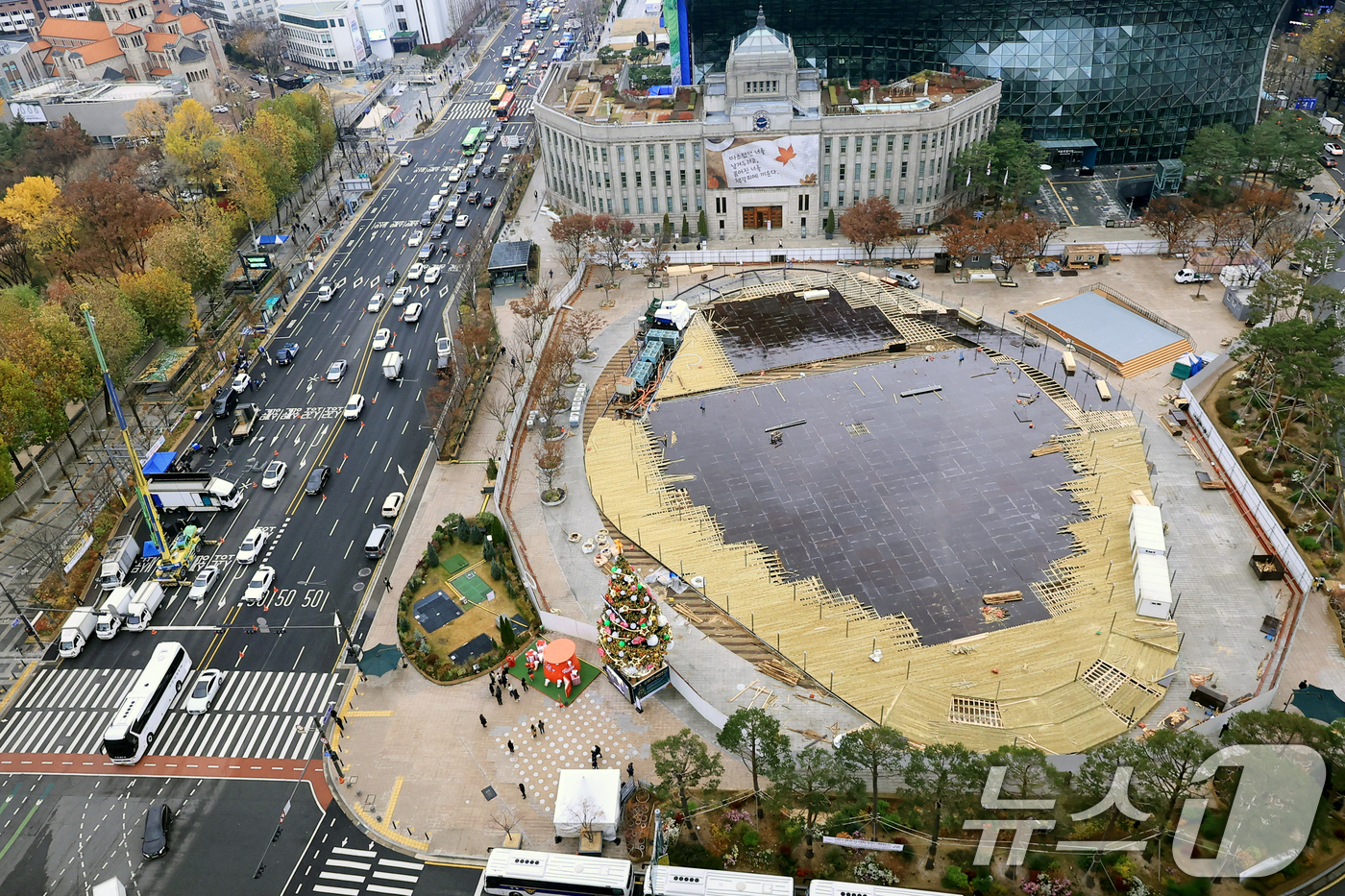 (서울=뉴스1) 이호윤 기자 = 27일 서울 중구 서울광장에 스케이트장이 설치되고 있다. 2026 서울시청 스케이트장은 다음달 19일부터 개장해 내년 2월 8일까지 52일간 운영된 …