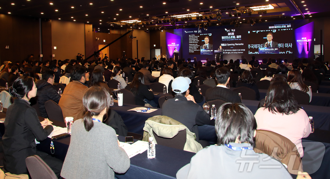 (제주=뉴스1) 오미란 기자 = 곽진규 제주국제자유도시개발센터(JDC) 이사장 직무대행이 27일 오전 제주한라대학교 한라컨벤션센터에서 열린 '제5회 영리더스포럼, 제주' 개막식에서 …