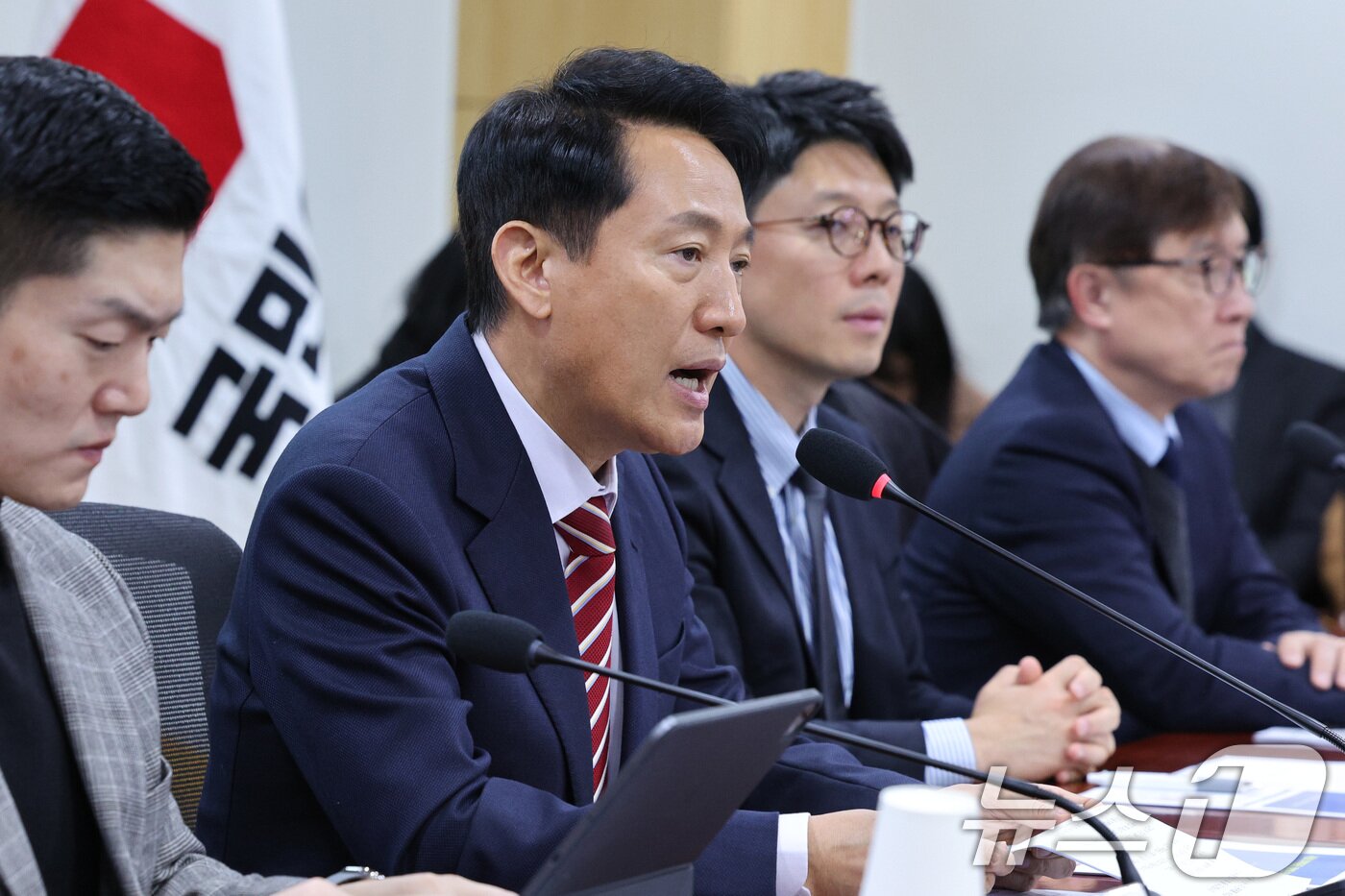 본문 이미지 - 오세훈 서울시장이 27일 서울 여의도 국회 의원회관에서 열린 &#39;서울 주택공급 절벽의 원인과 해법 - 민주당 시정 10년이 남긴 부동산 재앙, 어떻게 극복할 것인가&#39; 토론회에서 인사말을 하고 있다. 2025.11.27/뉴스1 ⓒ News1 신웅수 기자