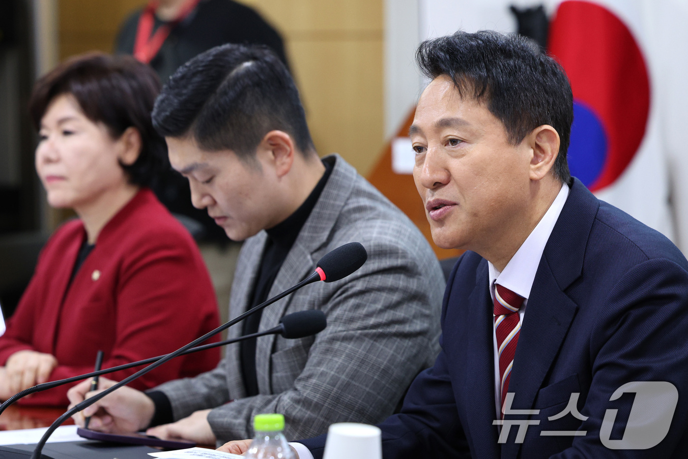 (서울=뉴스1) 신웅수 기자 = 오세훈 서울시장이 27일 서울 여의도 국회 의원회관에서 열린 '서울 주택공급 절벽의 원인과 해법 - 민주당 시정 10년이 남긴 부동산 재앙, 어떻게 …