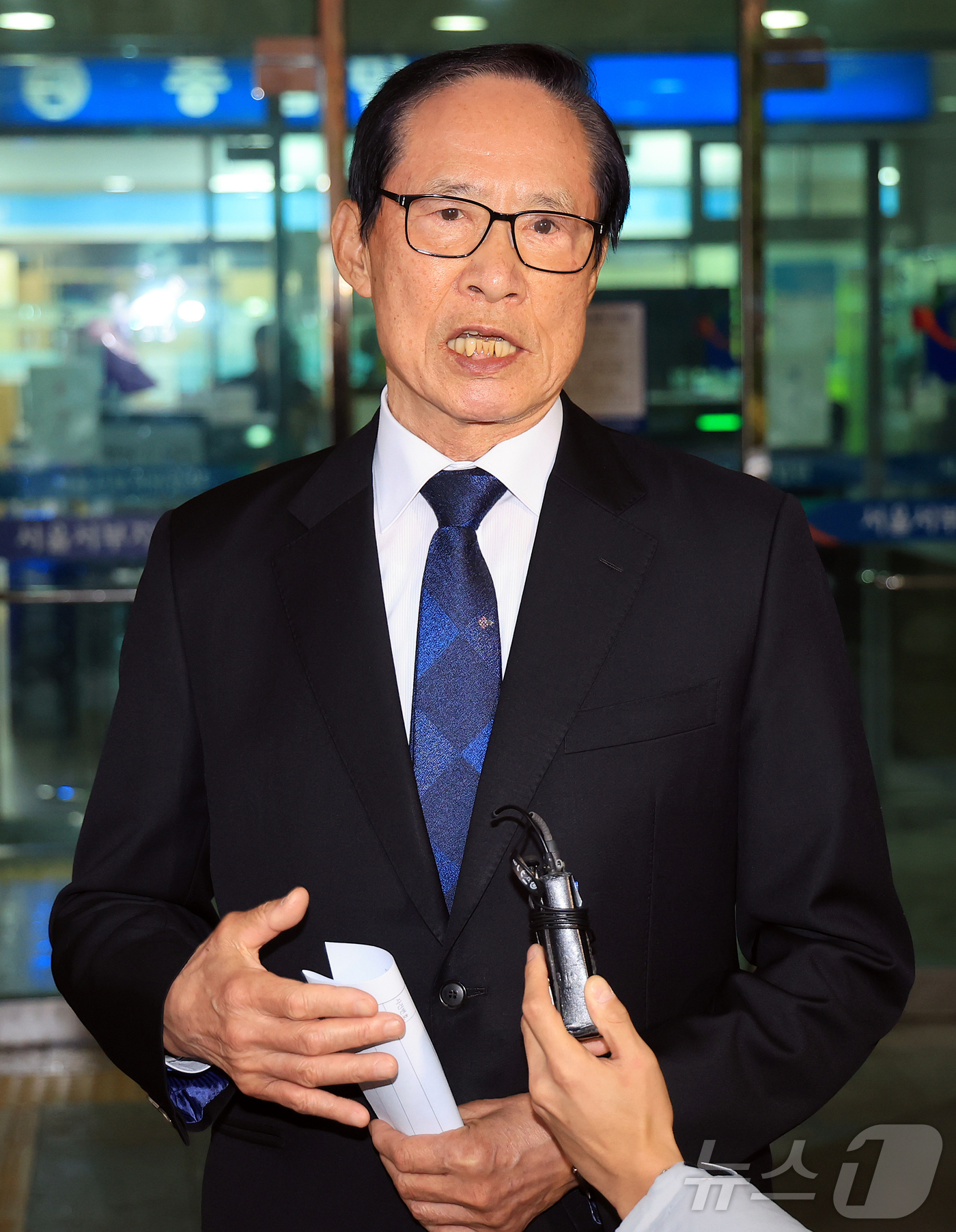 (서울=뉴스1) 김진환 기자 = 직권남용권리행사방해 혐의 항소심에서 무죄를 선고받은 송영무 전 국방부 장관이 27일 오전 서울 마포구 서울서부지방법원에서 열린 항소심 선고 공판을 …