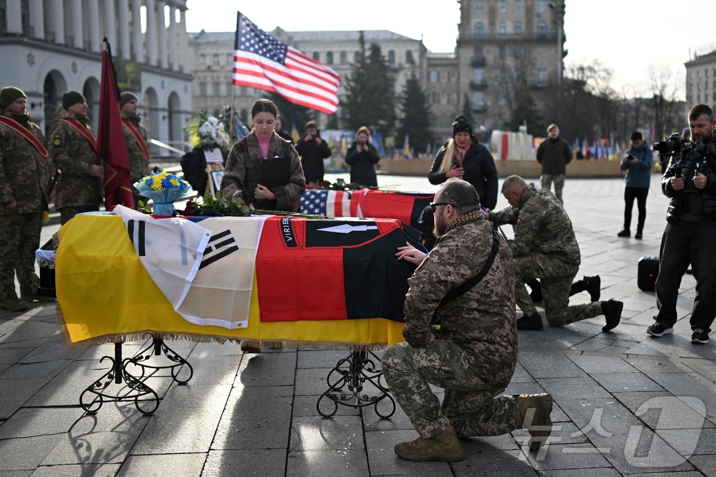 (AFP=뉴스1) 정윤영 기자 = 25일(현지시간) 우크라이나 키이우 독립광장에서 열린 장례식에서 국제방위군 제2여단 소속으로 전사한 한국인 의용군을 애도하는 장병들의 모습. 20 …