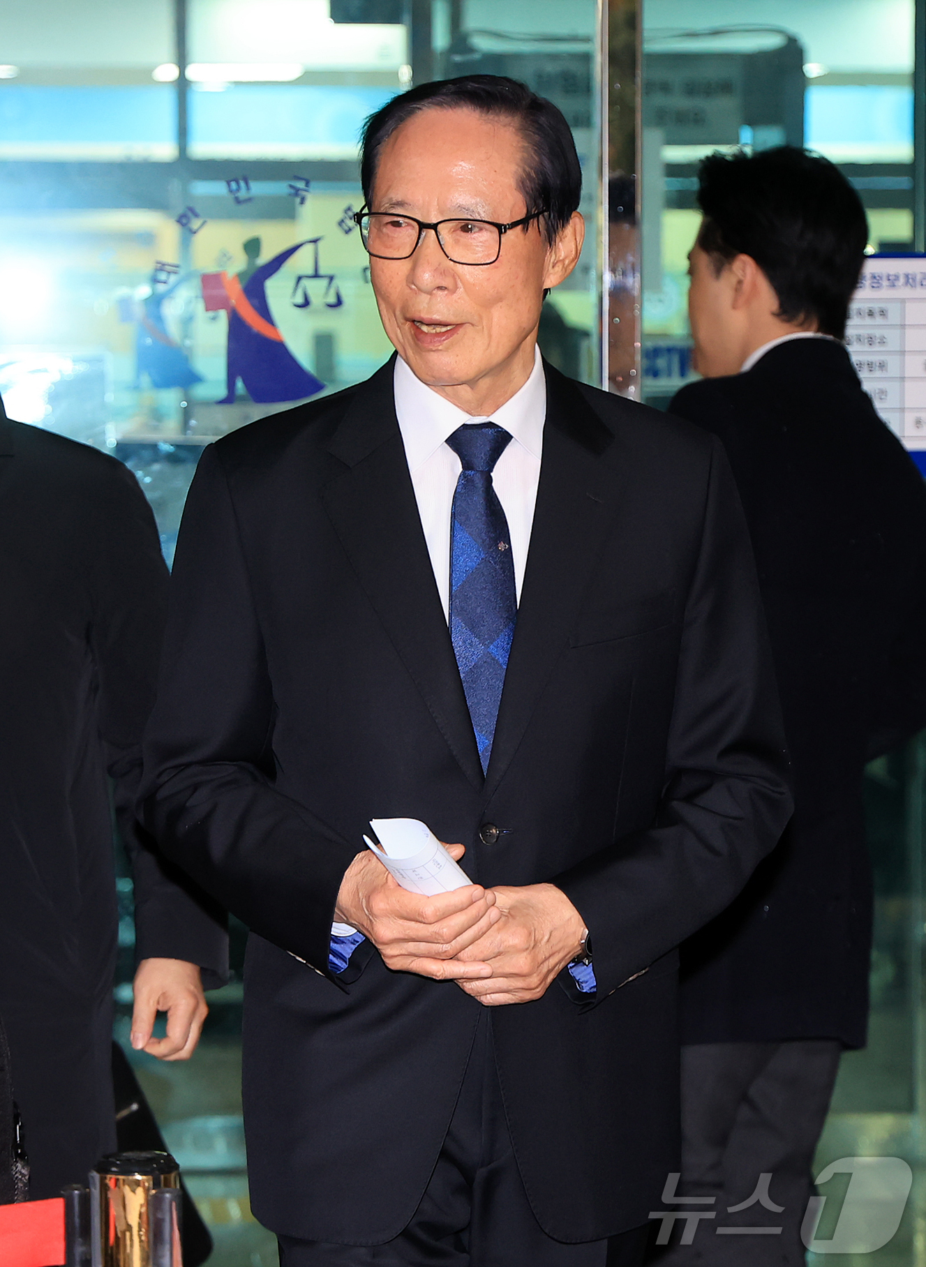 (서울=뉴스1) 김진환 기자 = 직권남용권리행사방해 혐의 항소심에서 무죄를 선고받은 송영무 전 국방부 장관이 27일 오전 서울 마포구 서울서부지방법원에서 열린 항소심 선고 공판을 …