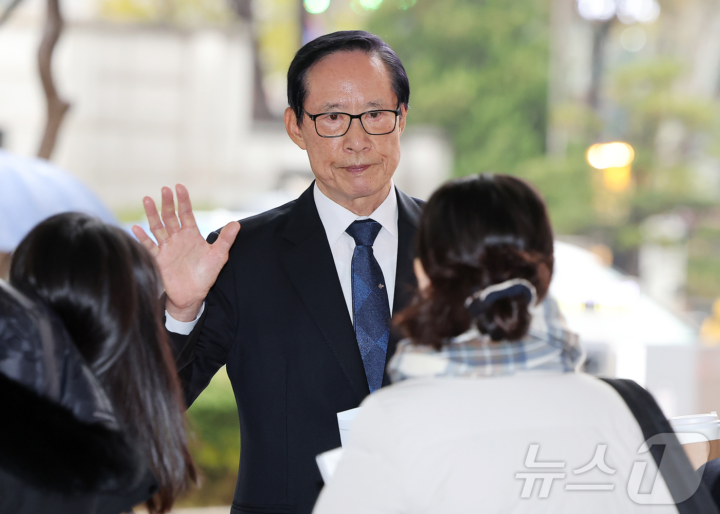 (서울=뉴스1) 김진환 기자 = 직권남용권리행사방해 혐의 항소심에서 무죄를 선고받은 송영무 전 국방부 장관이 27일 오전 서울 마포구 서울서부지방법원에서 열린 항소심 선고 공판을 …