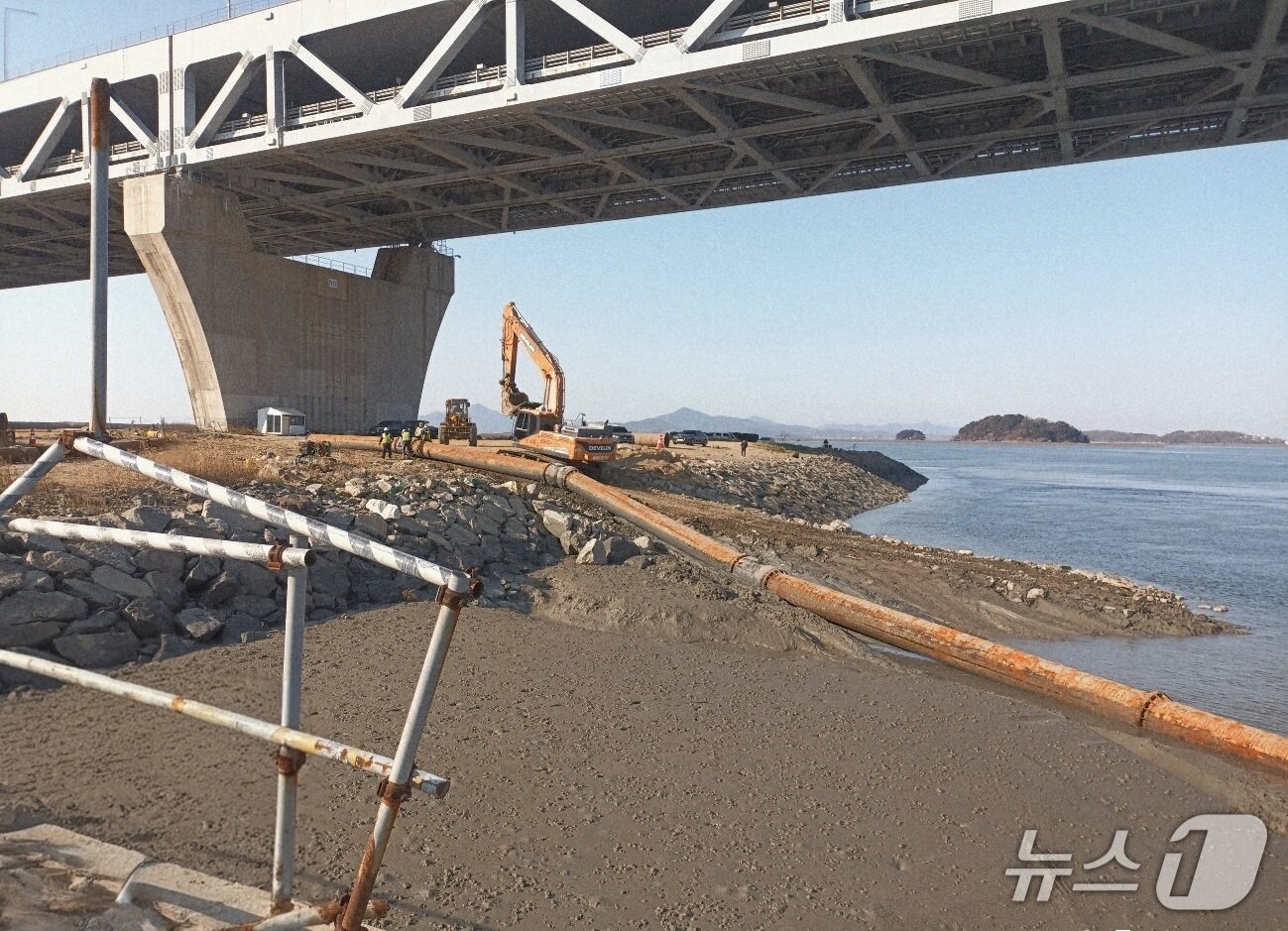 본문 이미지 - 영종도 준설토 투기장에서 관로를 통해 토사가 유입되고 있다. 뉴스1 ⓒ News1 유준상 기자