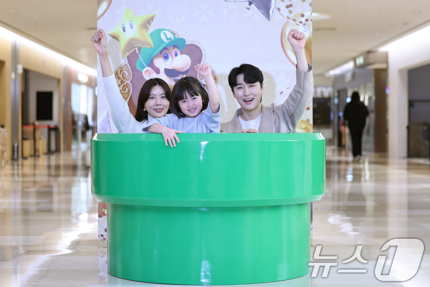 (서울=뉴스1) 박지혜 기자 = 27일 서울 송파구 잠실 롯데월드몰 지하1층에 설치된 마리오 토관 로드 포토존에서 모델들이 포즈를 취하고 있다. 2025.11.27/뉴스1