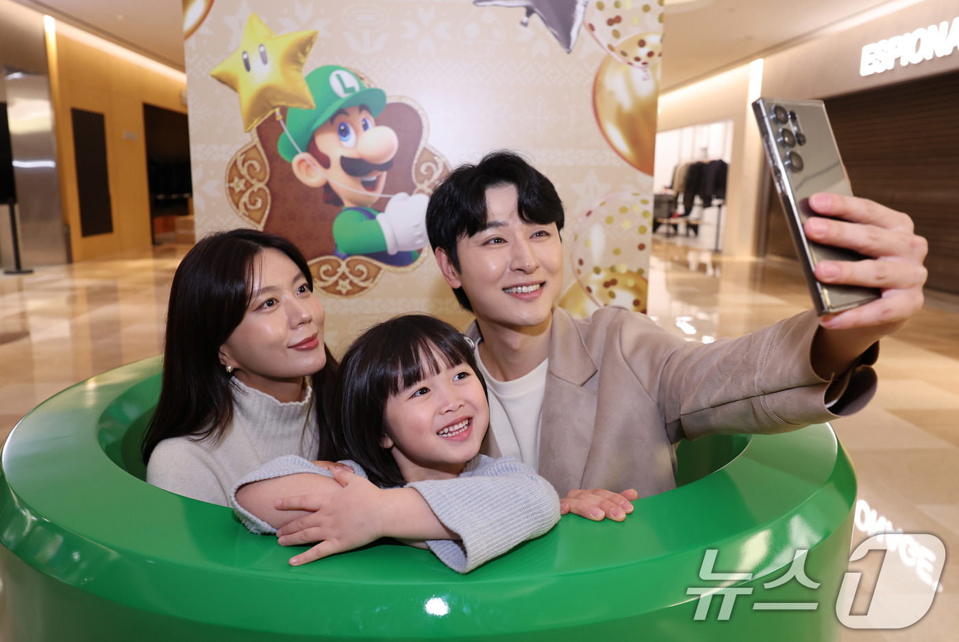 (서울=뉴스1) 박지혜 기자 = 27일 서울 송파구 잠실 롯데월드몰 지하1층에 설치된 마리오 토관 로드 포토존에서 모델들이 포즈를 취하고 있다. 2025.11.27/뉴스1