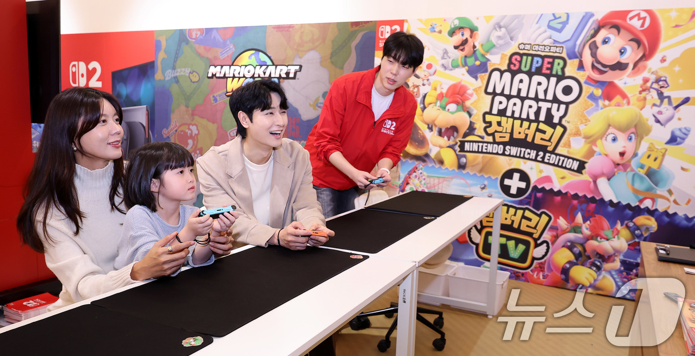 (서울=뉴스1) 박지혜 기자 = 27일 서울 송파구 잠실 롯데월드몰 지하1층 닌텐도 팝업 스토어 체험존에서 모델들이 게임을 즐기고 있다. 2025.11.27/뉴스1