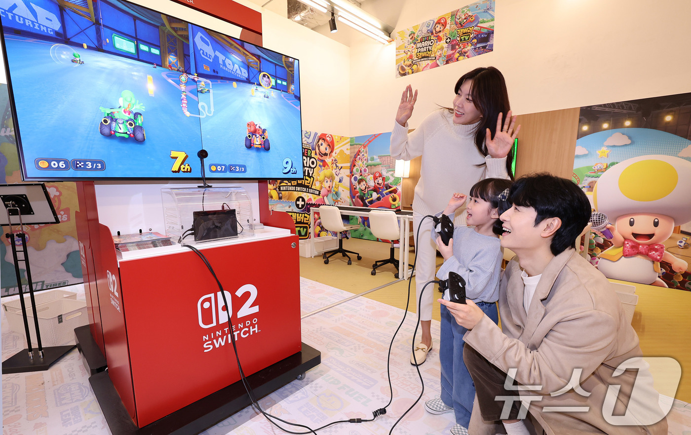 (서울=뉴스1) 박지혜 기자 = 27일 서울 송파구 잠실 롯데월드몰 지하1층 닌텐도 팝업 스토어 체험존에서 모델들이 게임을 즐기고 있다. 2025.11.27/뉴스1