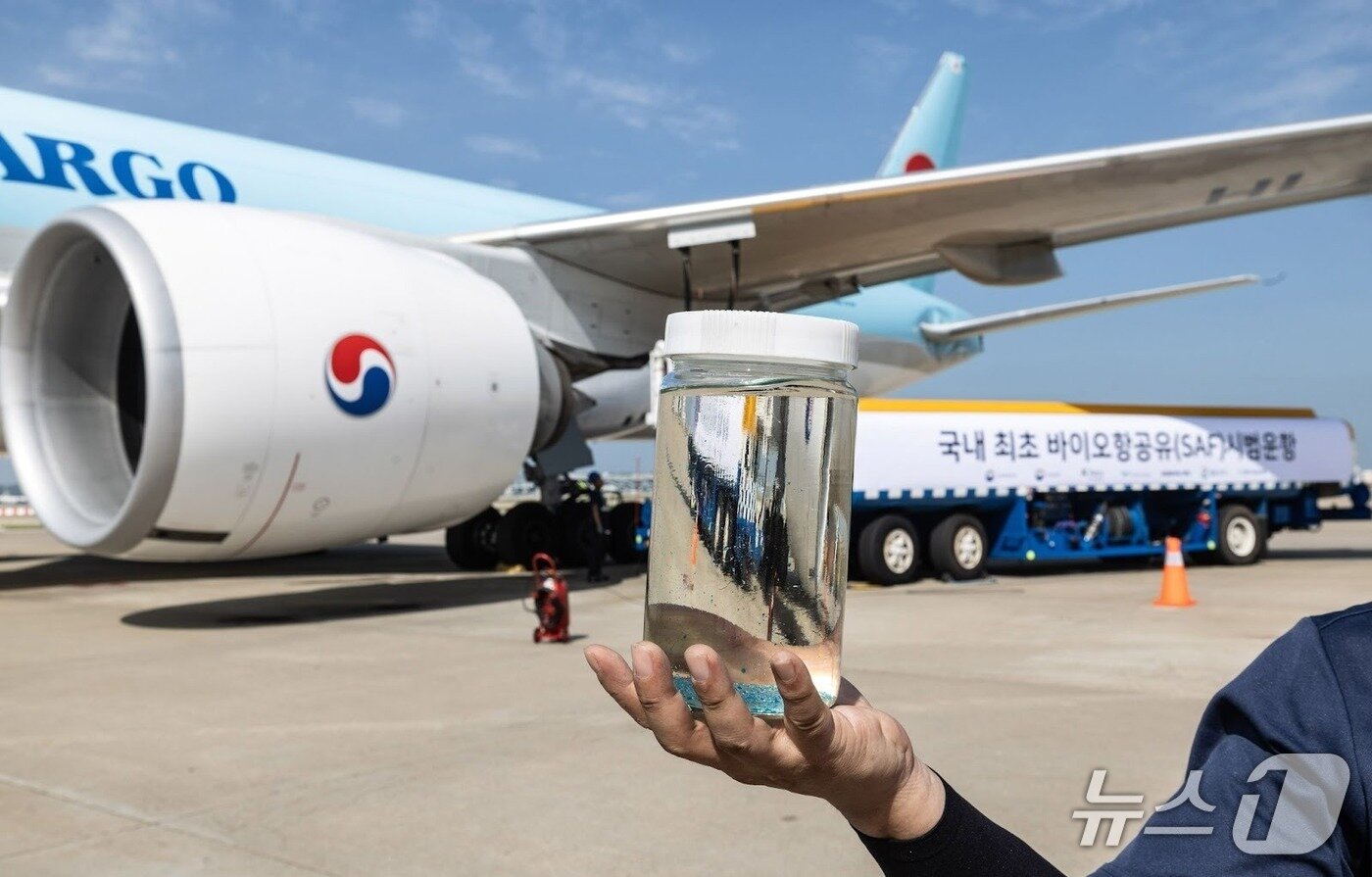 본문 이미지 - 2023년 9월 정부의 실증 운항 사업에 참여한 대한항공은 SAF 혼합 항공유로 국내 출발 항공편을 최초 운항했다.&#40;대한항공 제공&#41;