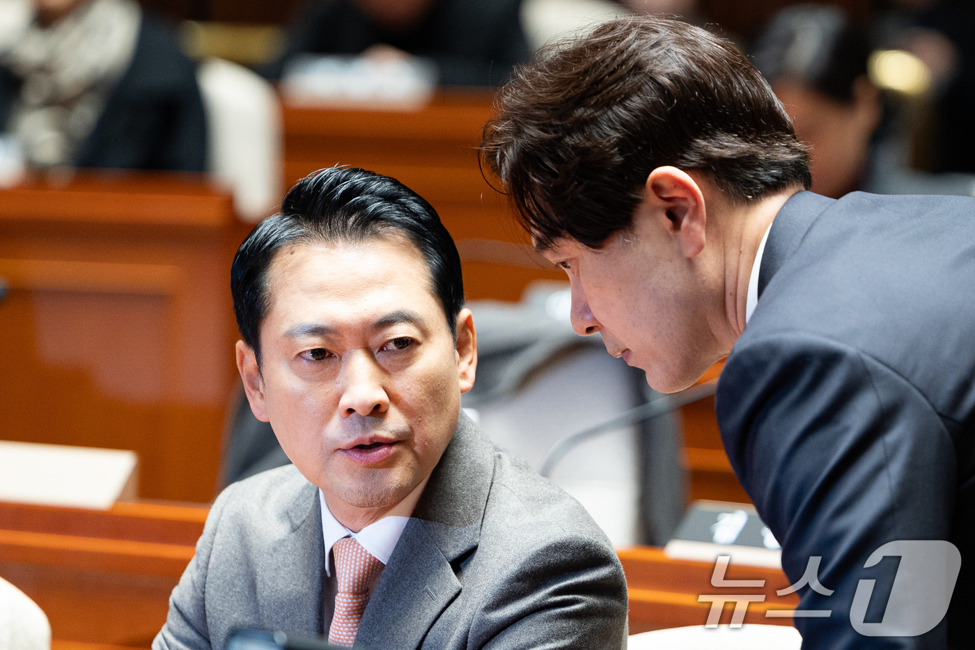 (서울=뉴스1) 유승관 기자 = 장동혁 국민의힘 대표와 박성훈 수석대변인이 27일 서울 여의도 국회에서 열린 의원총회에서 대화하고 있다. 2025.11.27/뉴스1