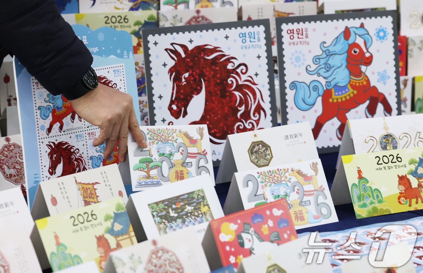 본문 이미지 - 27일 오전 서울 중구 서울중앙우체국 우표박물관에서 관계자가 &#39;2026 병오년&#40;丙午年&#41; 연하우표·연하카드&#39;를 선보이고 있다. ⓒ News1 오대일 기자