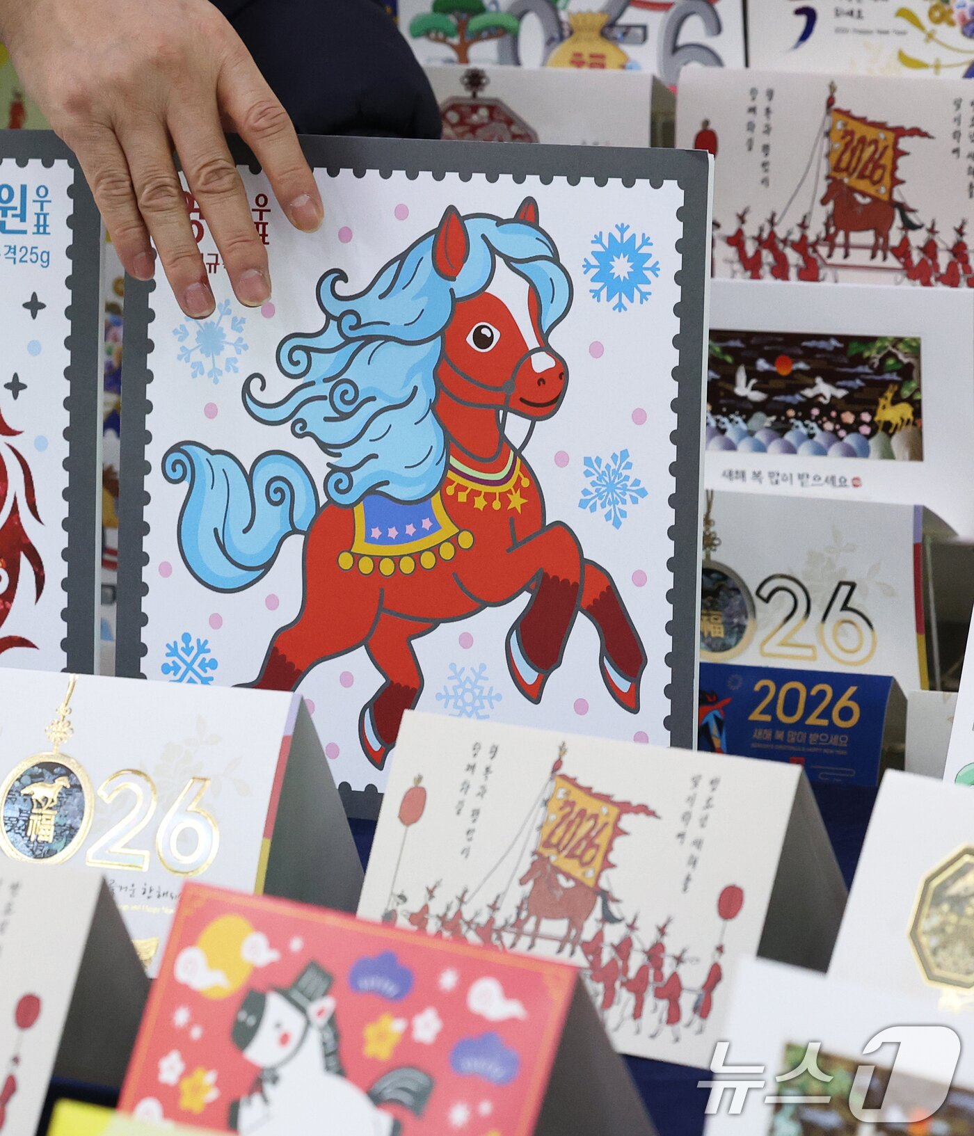 본문 이미지 - 27일 오전 서울 중구 서울중앙우체국 우표박물관에서 관계자가 &#39;2026 병오년&#40;丙午年&#41; 연하우표·연하카드&#39;를 선보이고 있다.  2025.11.27/뉴스1 ⓒ News1 오대일 기자