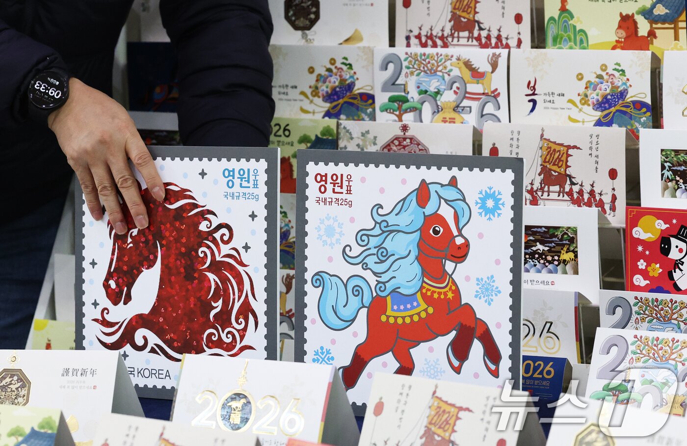 본문 이미지 - 27일 오전 서울 중구 서울중앙우체국 우표박물관에서 관계자가 &#39;2026 병오년&#40;丙午年&#41; 연하우표·연하카드&#39;를 선보이고 있다.  2025.11.27/뉴스1 ⓒ News1 오대일 기자