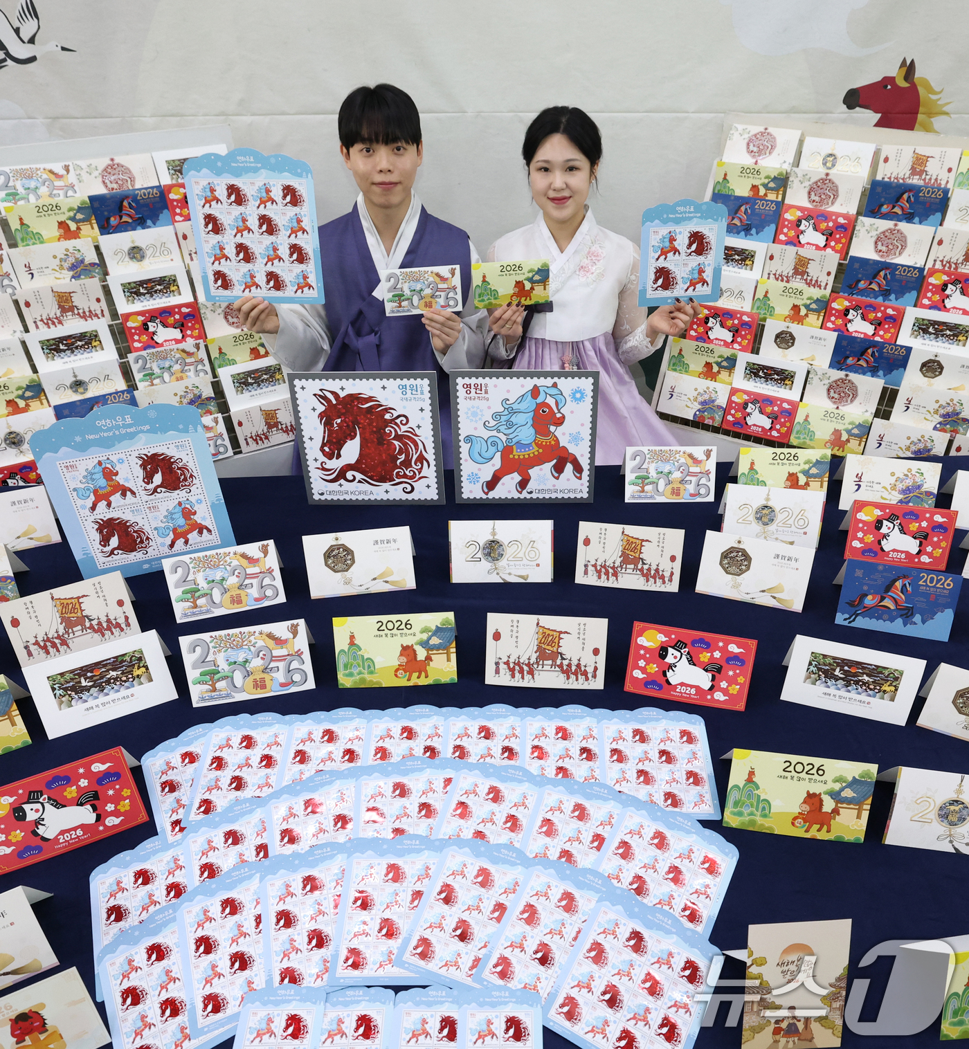 (서울=뉴스1) 오대일 기자 = 27일 오전 서울 중구 서울중앙우체국 우표박물관에서 모델들이 '2026 병오년(丙午年) 연하우표·연하카드'를 선보이고 있다.과학기술정보통신부 우정사 …