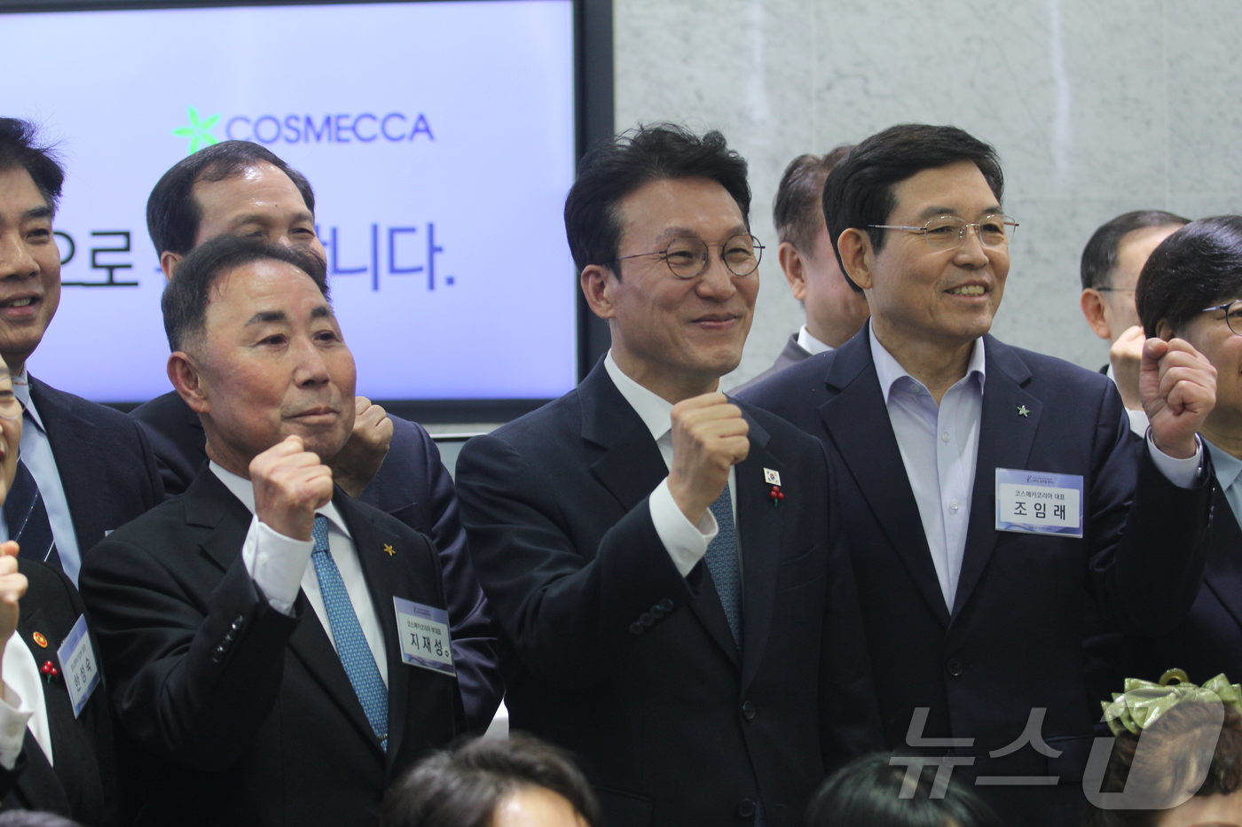 (충주=뉴스1) 윤원진 기자 = 김민석 국무총리가 27일 충북 음성군 대소면 화장품 제조기업 코스메카코리아에서 6회 국가정책조정회의에 앞서 K-화장품을 살펴보고 있다. 2025.1 …