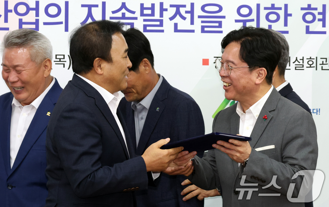 (서울=뉴스1) 김명섭 기자 = 김영훈 고용노동부 장관과 윤학수 대한전문건설협회 회장 등이 27일 서울 동작구 전문건설회관에서 열린 간담회에서 상생 선언문 채택을 하고 있다.이날 …