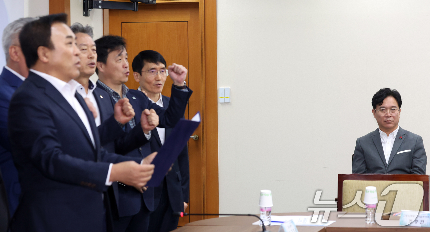 (서울=뉴스1) 김명섭 기자 = 김영훈 고용노동부 장관이 27일 서울 동작구 전문건설회관에서 열린 간담회에서 윤학수 전문건설협회 회장 등의 상생 선언문 발표를 지켜보고 있다.이날 …